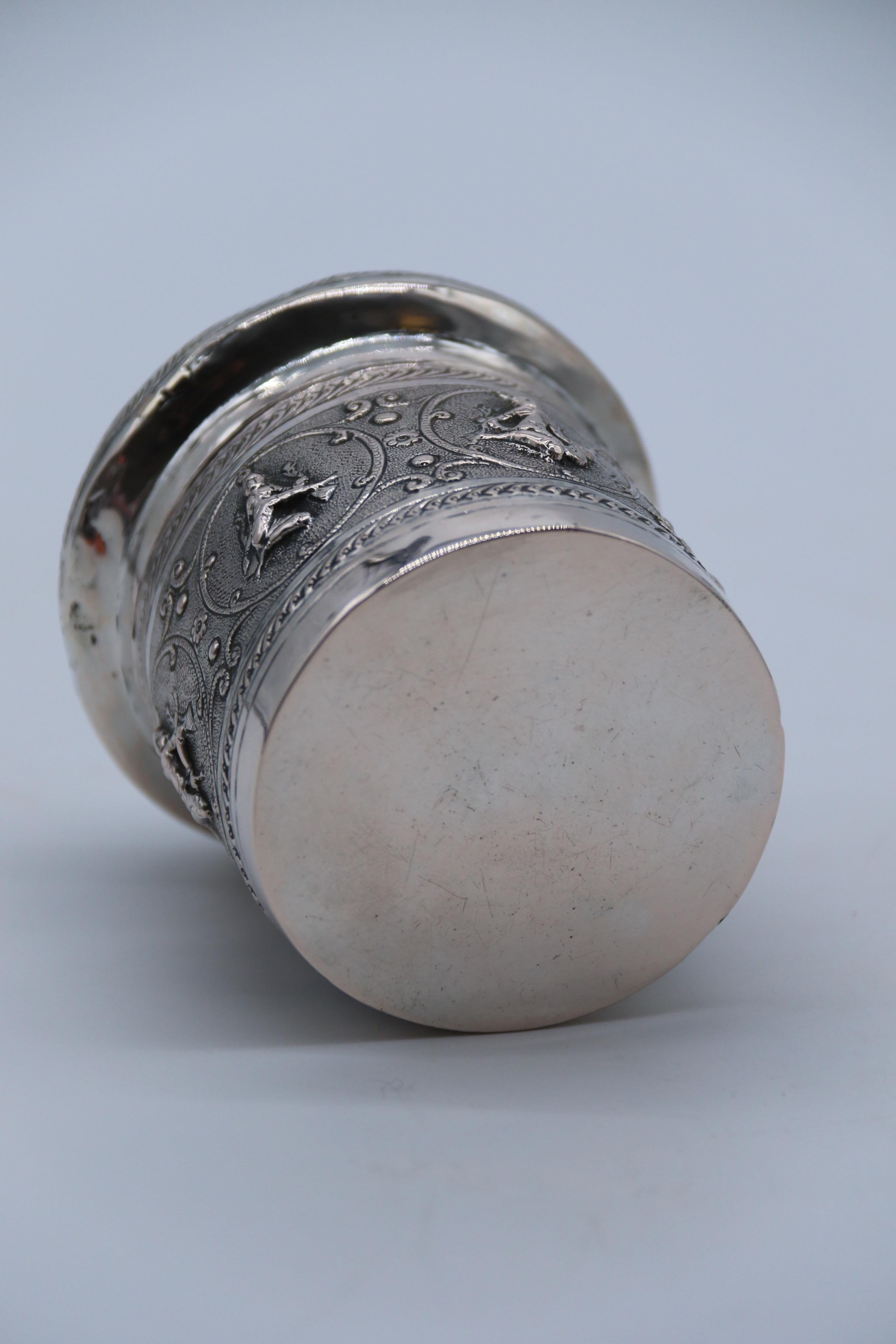 Contenitore con coperchio decorato in argento repousse del periodo del Raj indiano, circa 1900 in vendita 4