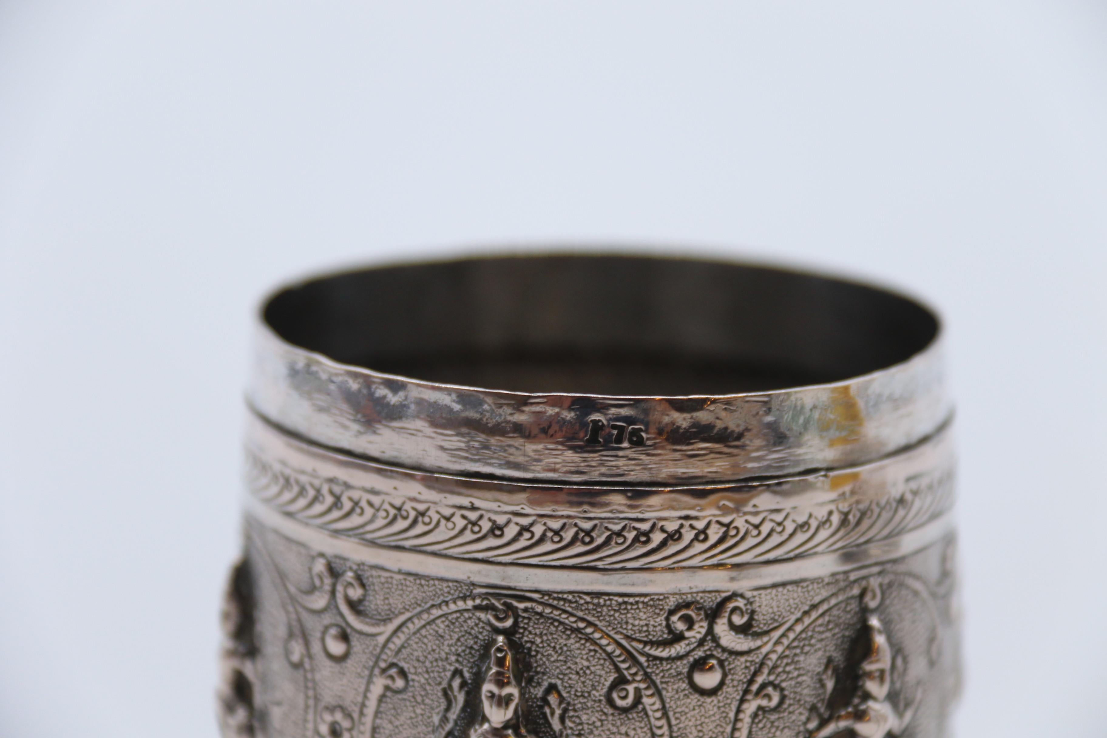Contenitore con coperchio decorato in argento repousse del periodo del Raj indiano, circa 1900 in vendita 5