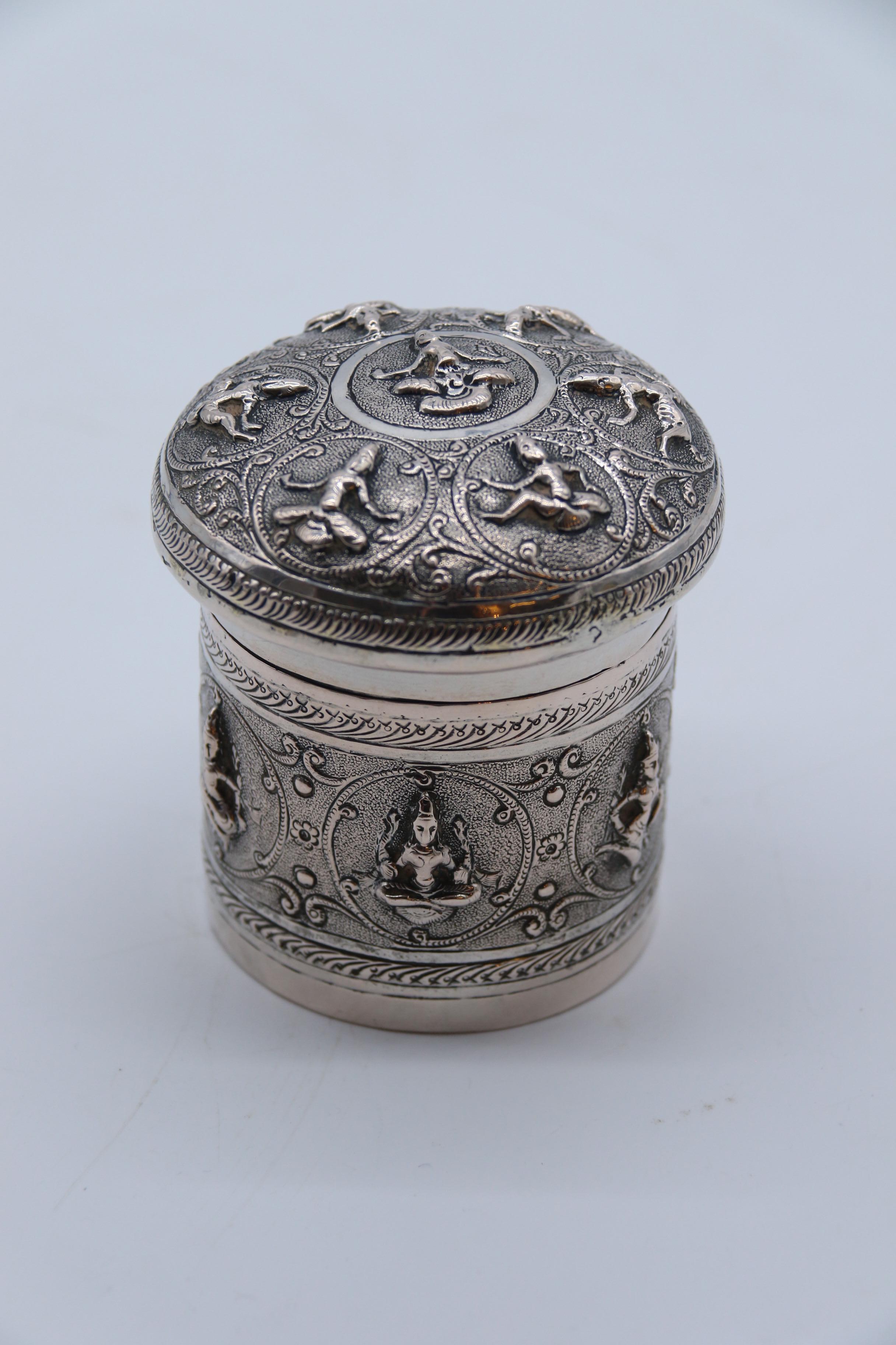 Contenitore con coperchio decorato in argento repousse del periodo del Raj indiano, circa 1900 in vendita 6