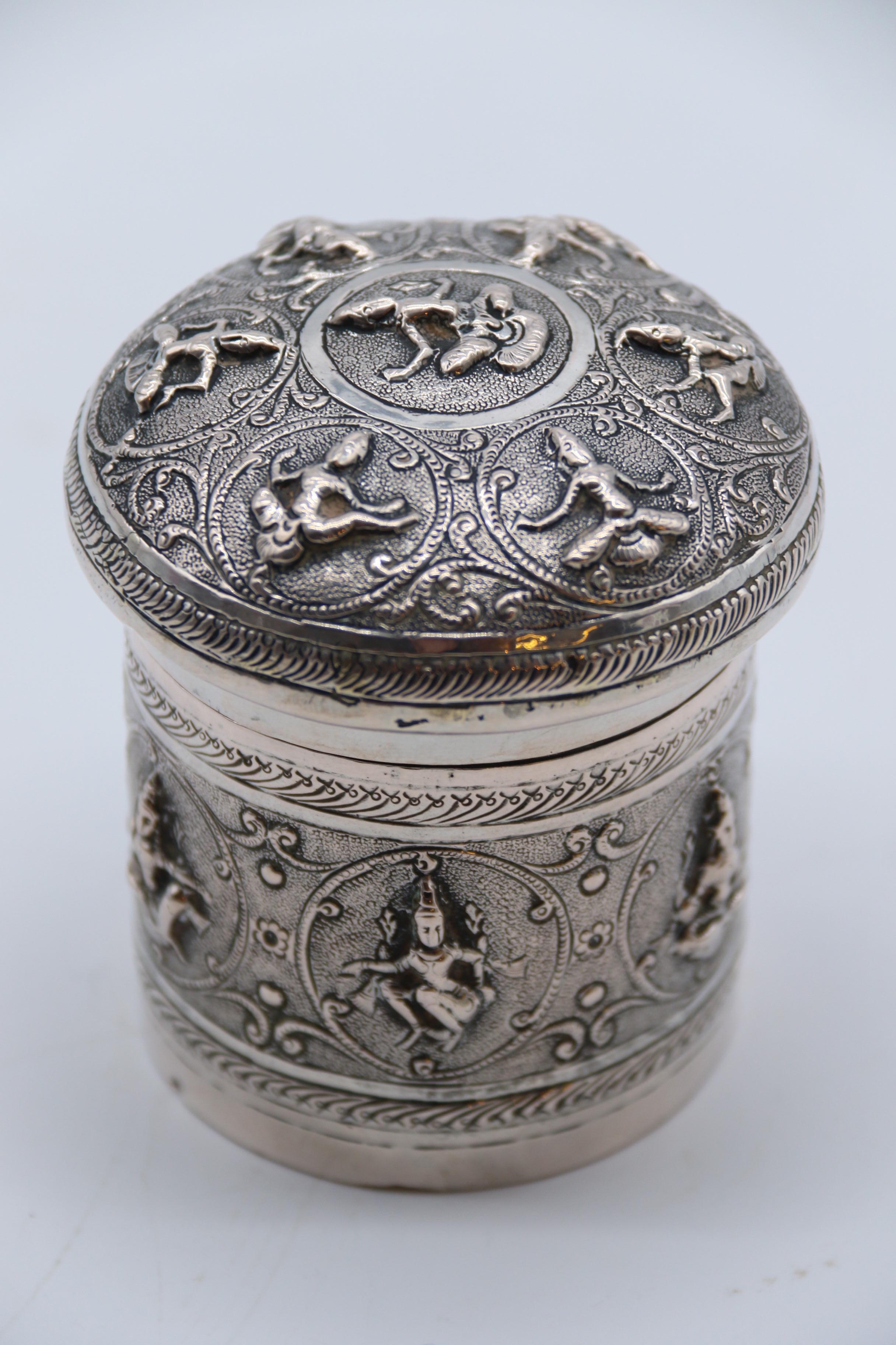 Contenitore con coperchio decorato in argento repousse del periodo del Raj indiano, circa 1900 in vendita 7