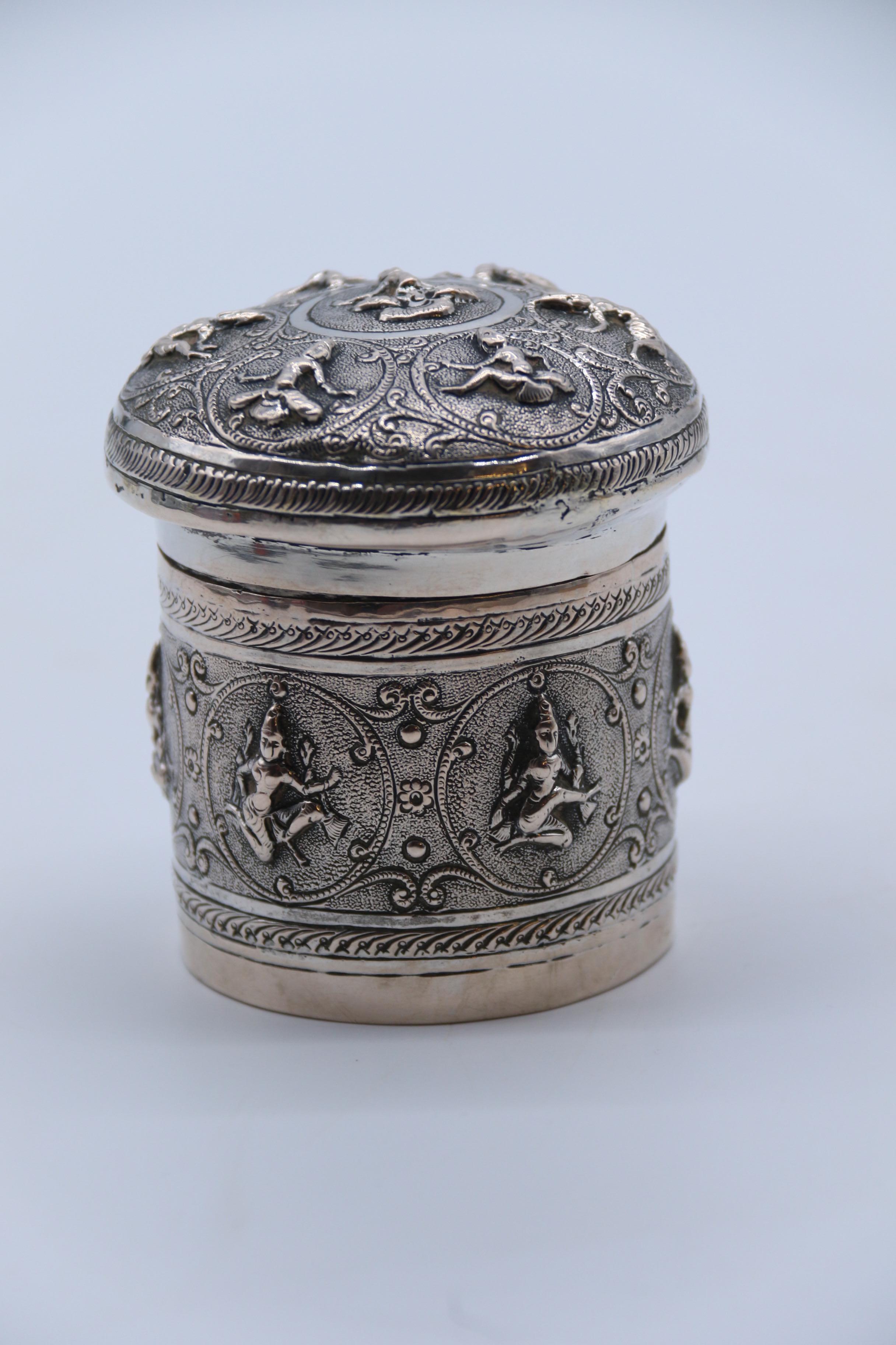 Anglo Raj Contenitore con coperchio decorato in argento repousse del periodo del Raj indiano, circa 1900 in vendita