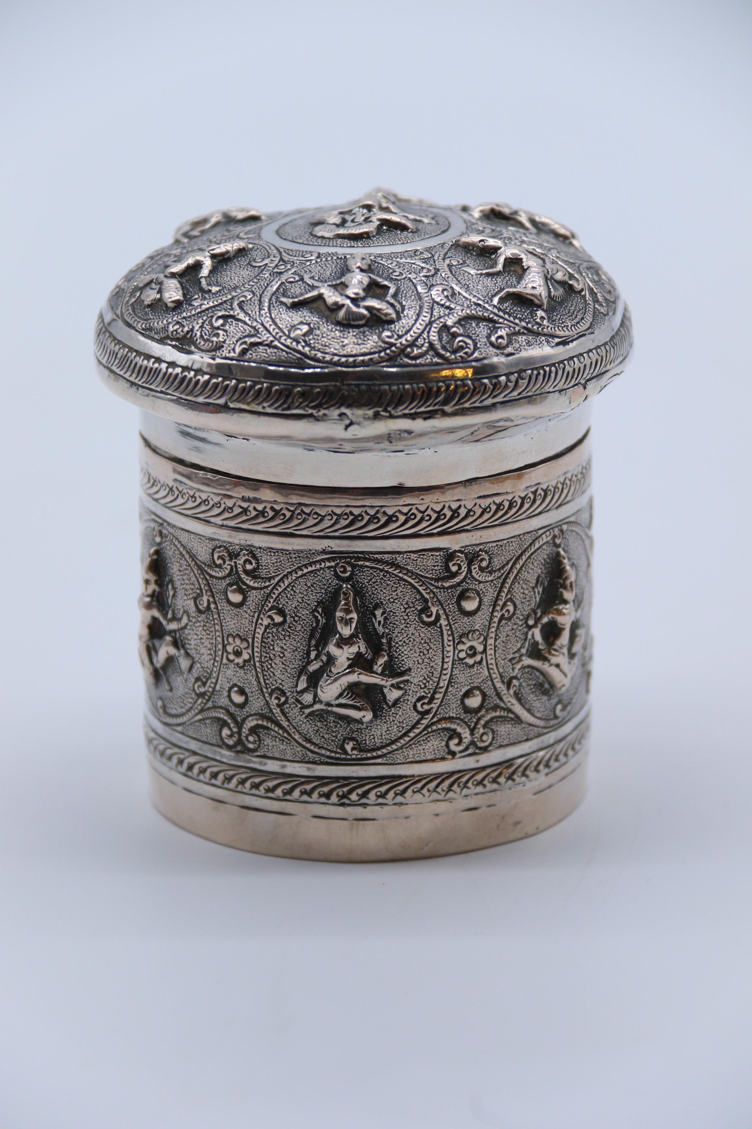 Indiano Contenitore con coperchio decorato in argento repousse del periodo del Raj indiano, circa 1900 in vendita
