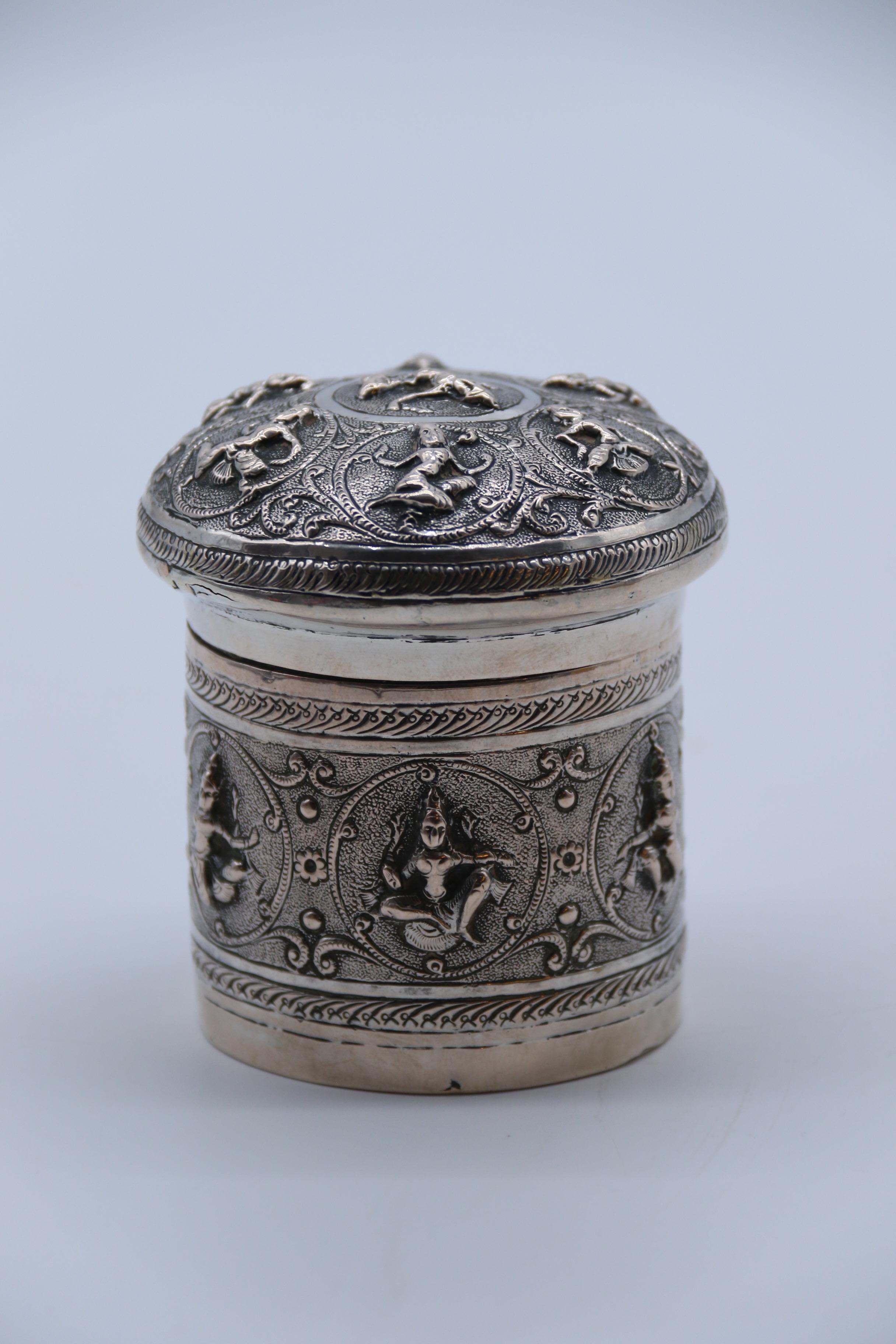 Fatto a mano Contenitore con coperchio decorato in argento repousse del periodo del Raj indiano, circa 1900 in vendita