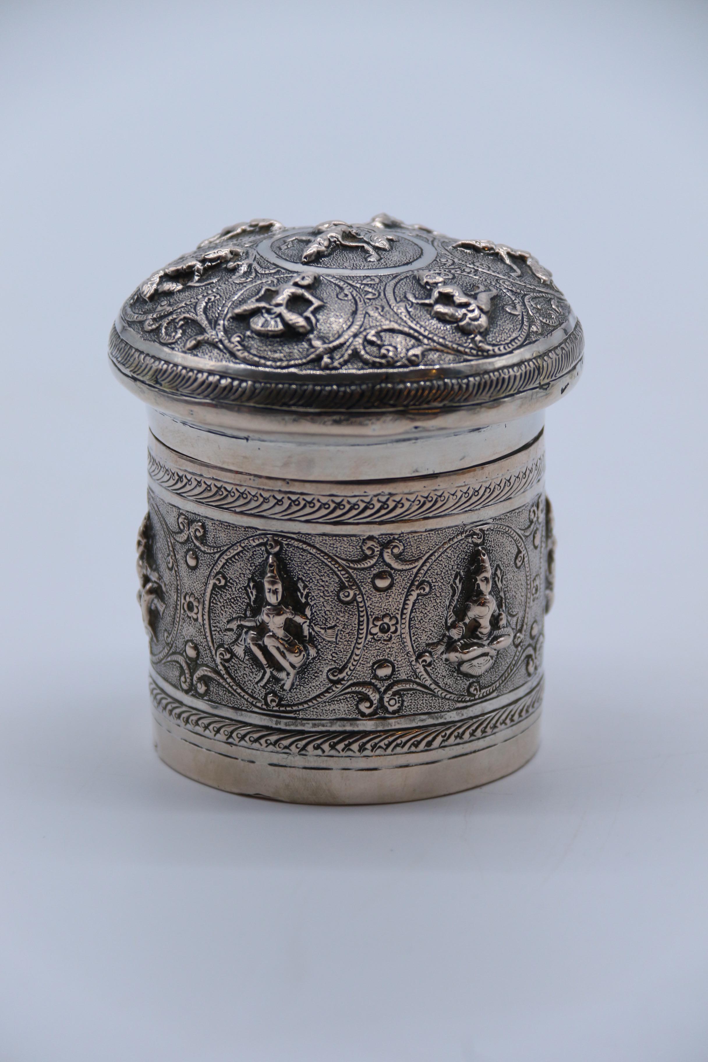 Contenitore con coperchio decorato in argento repousse del periodo del Raj indiano, circa 1900 In condizioni buone in vendita a Central England, GB