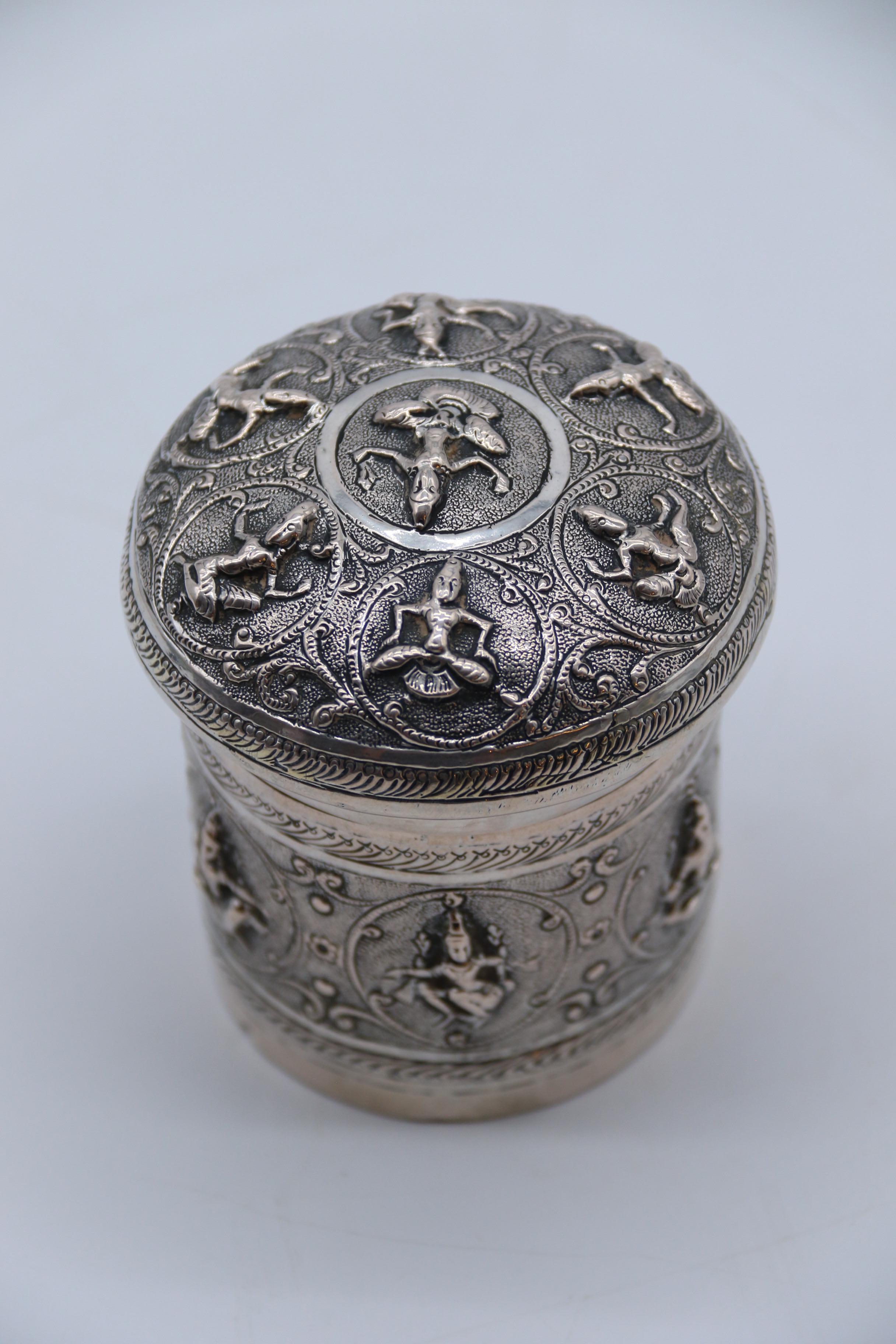 XX secolo Contenitore con coperchio decorato in argento repousse del periodo del Raj indiano, circa 1900 in vendita