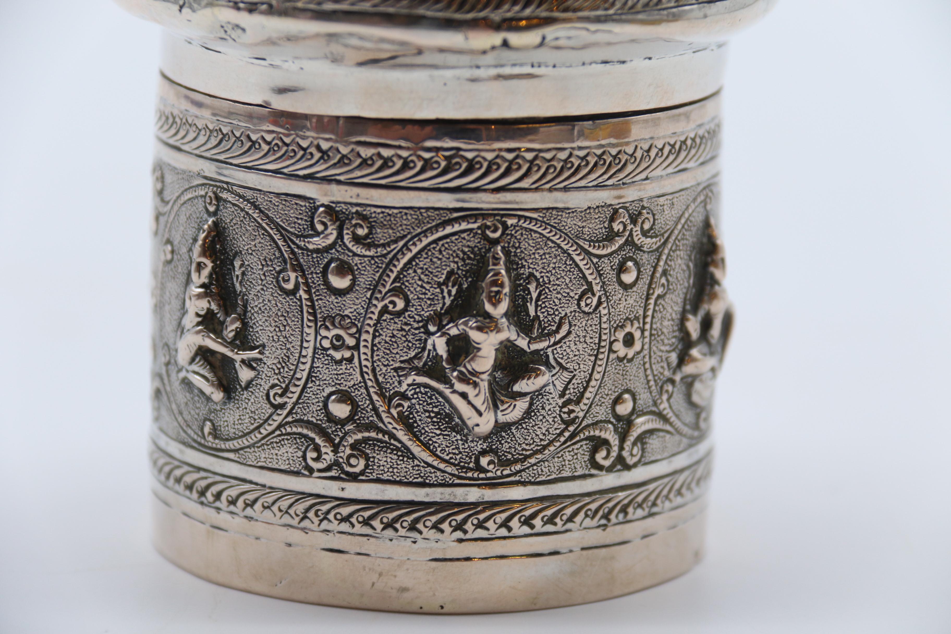 Argento Contenitore con coperchio decorato in argento repousse del periodo del Raj indiano, circa 1900 in vendita
