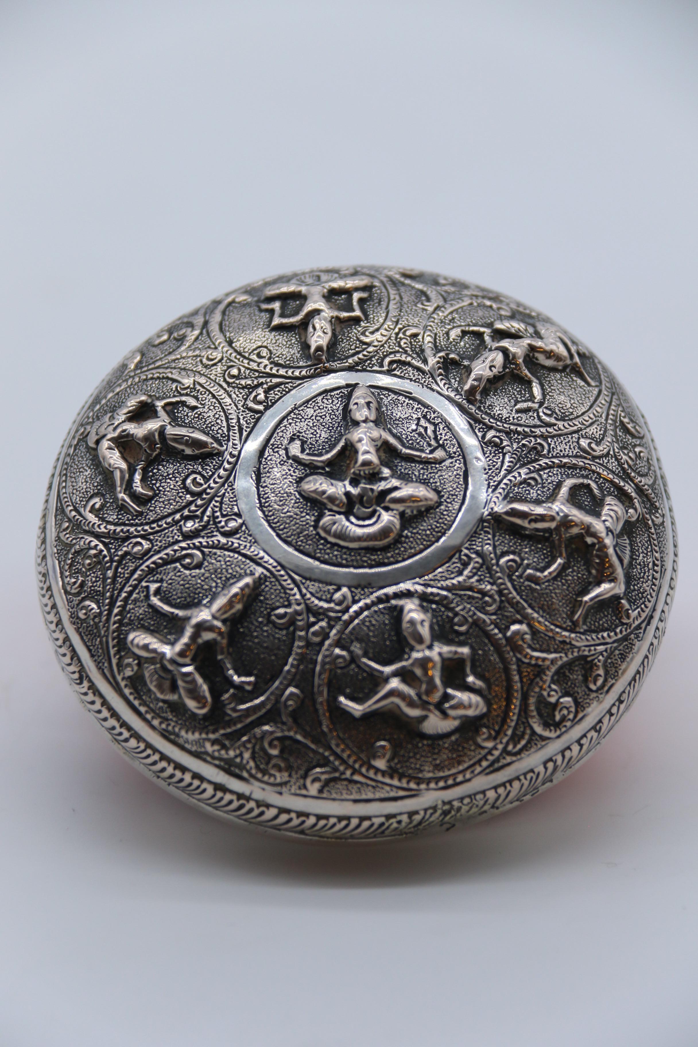 Contenitore con coperchio decorato in argento repousse del periodo del Raj indiano, circa 1900 in vendita 1