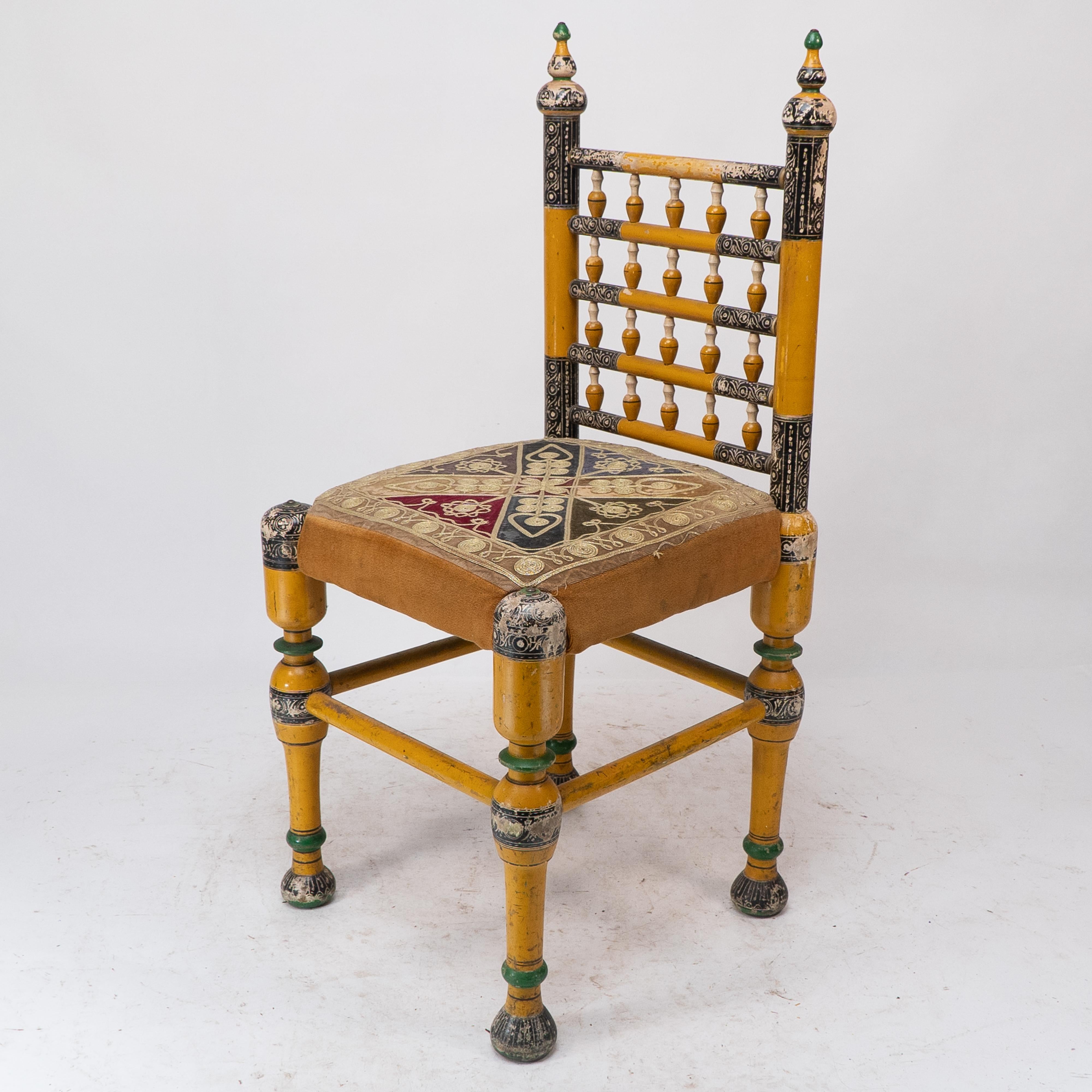 Indian Rajasthani A pair of polychrome painted chairs with gilt chord embroidery In Good Condition For Sale In London, GB