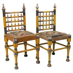 Paire de chaises indiennes Rajasthani peintes polychromes avec broderie de cordes dorées