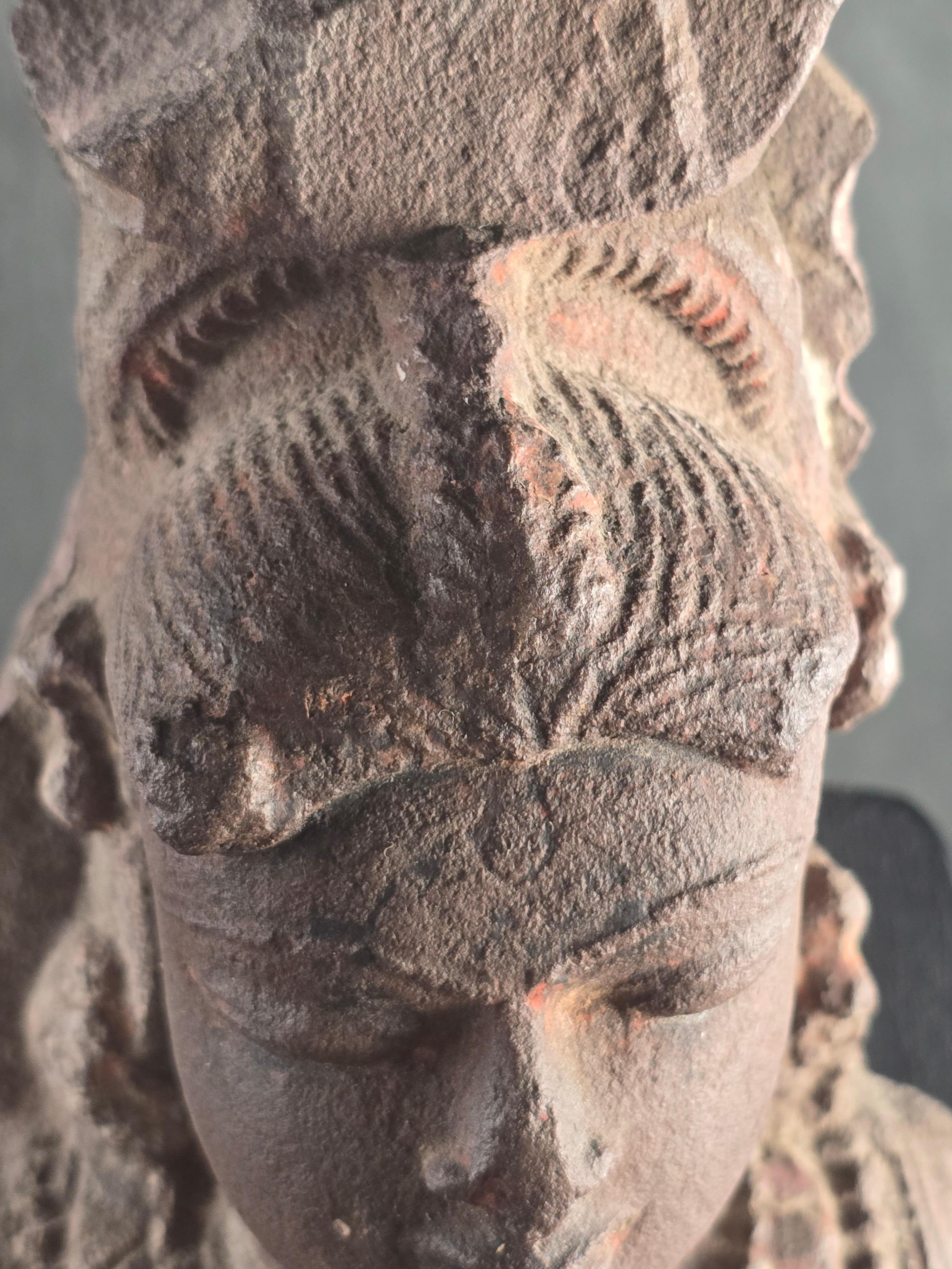 Fragment de divinité féminine en grès rouge indien, monté, 12e siècle en vente 4