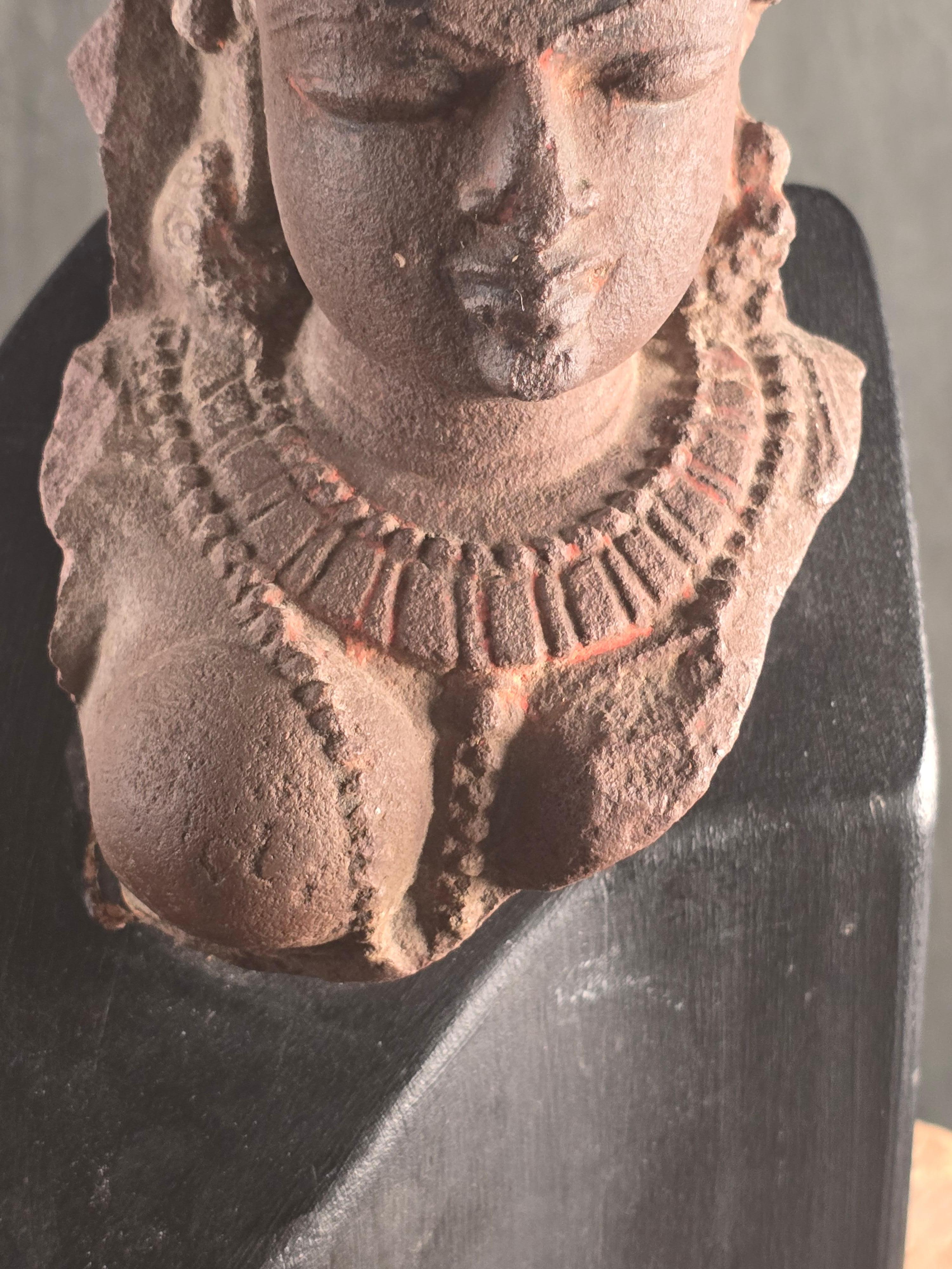 Fragment de divinité féminine en grès rouge indien, monté, 12e siècle en vente 5