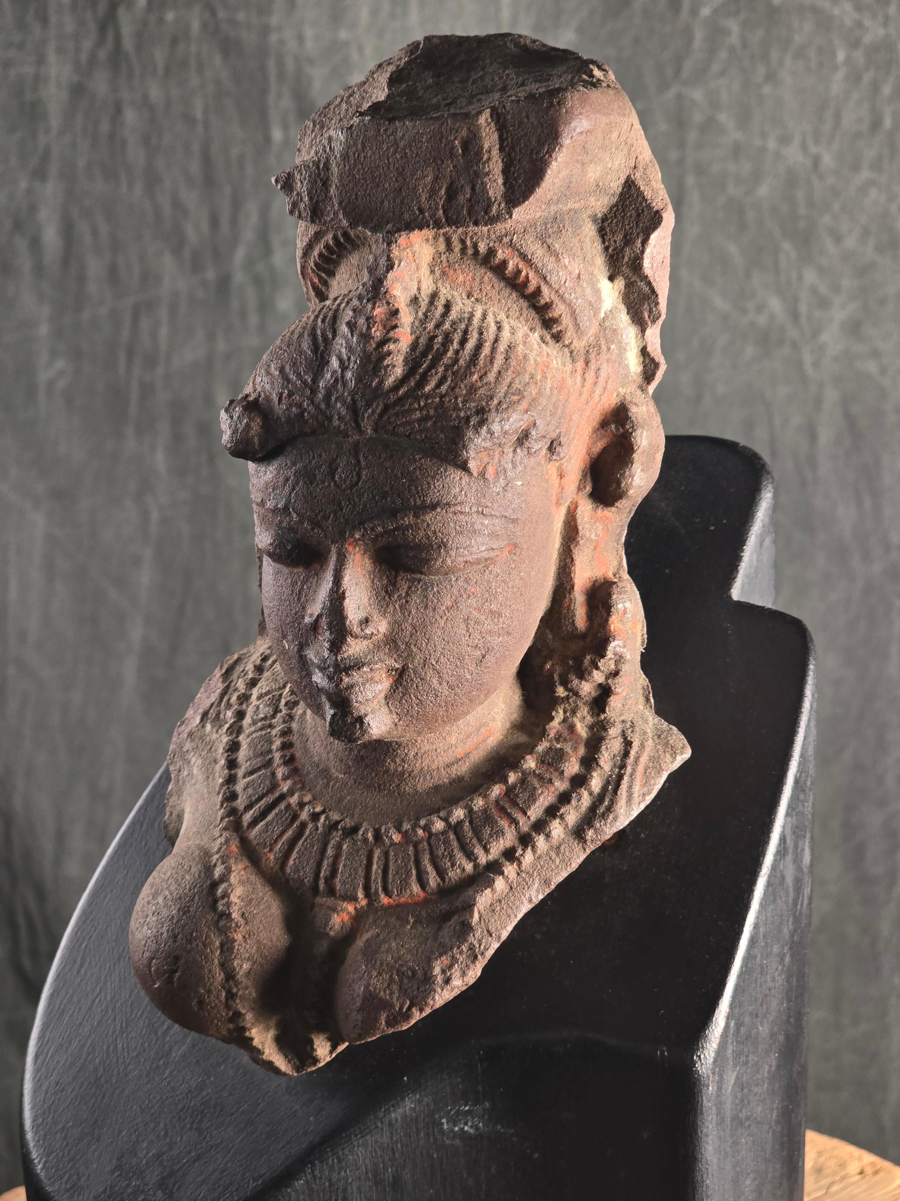 Sculpté Fragment de divinité féminine en grès rouge indien, monté, 12e siècle en vente