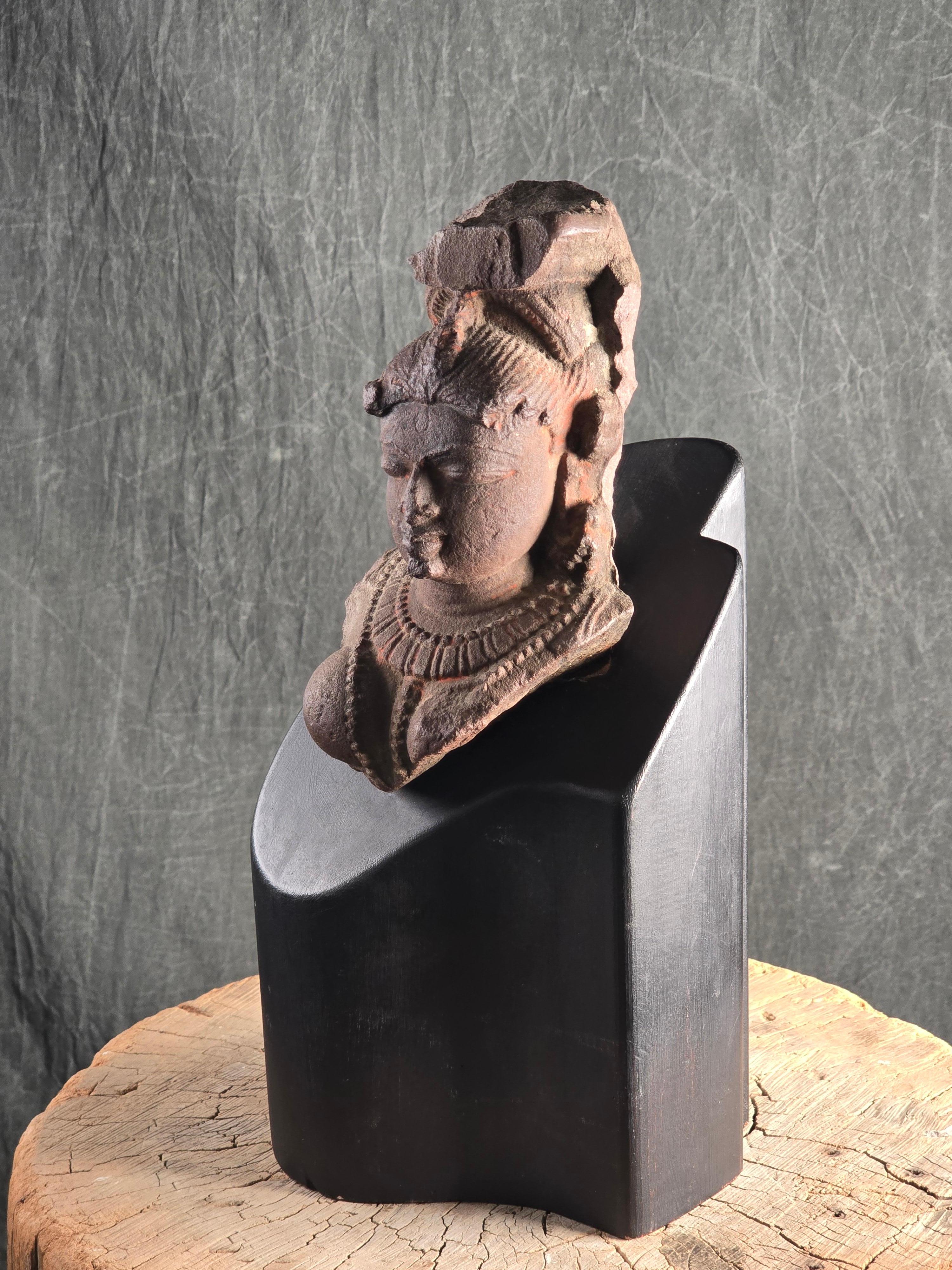 Fragment de divinité féminine en grès rouge indien, monté, 12e siècle Bon état - En vente à Kilmarnock, VA