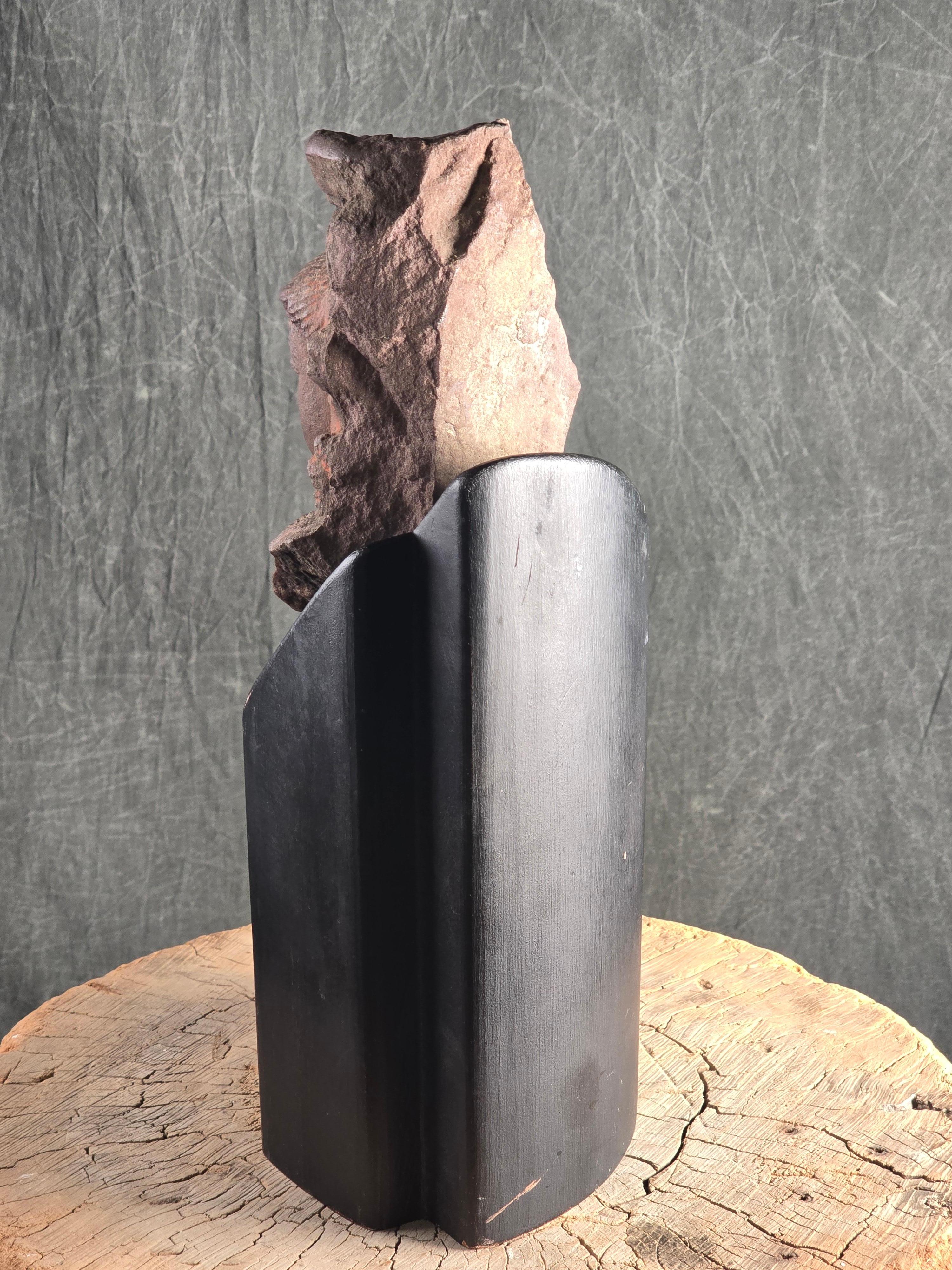 XVIIIe siècle et antérieur Fragment de divinité féminine en grès rouge indien, monté, 12e siècle en vente