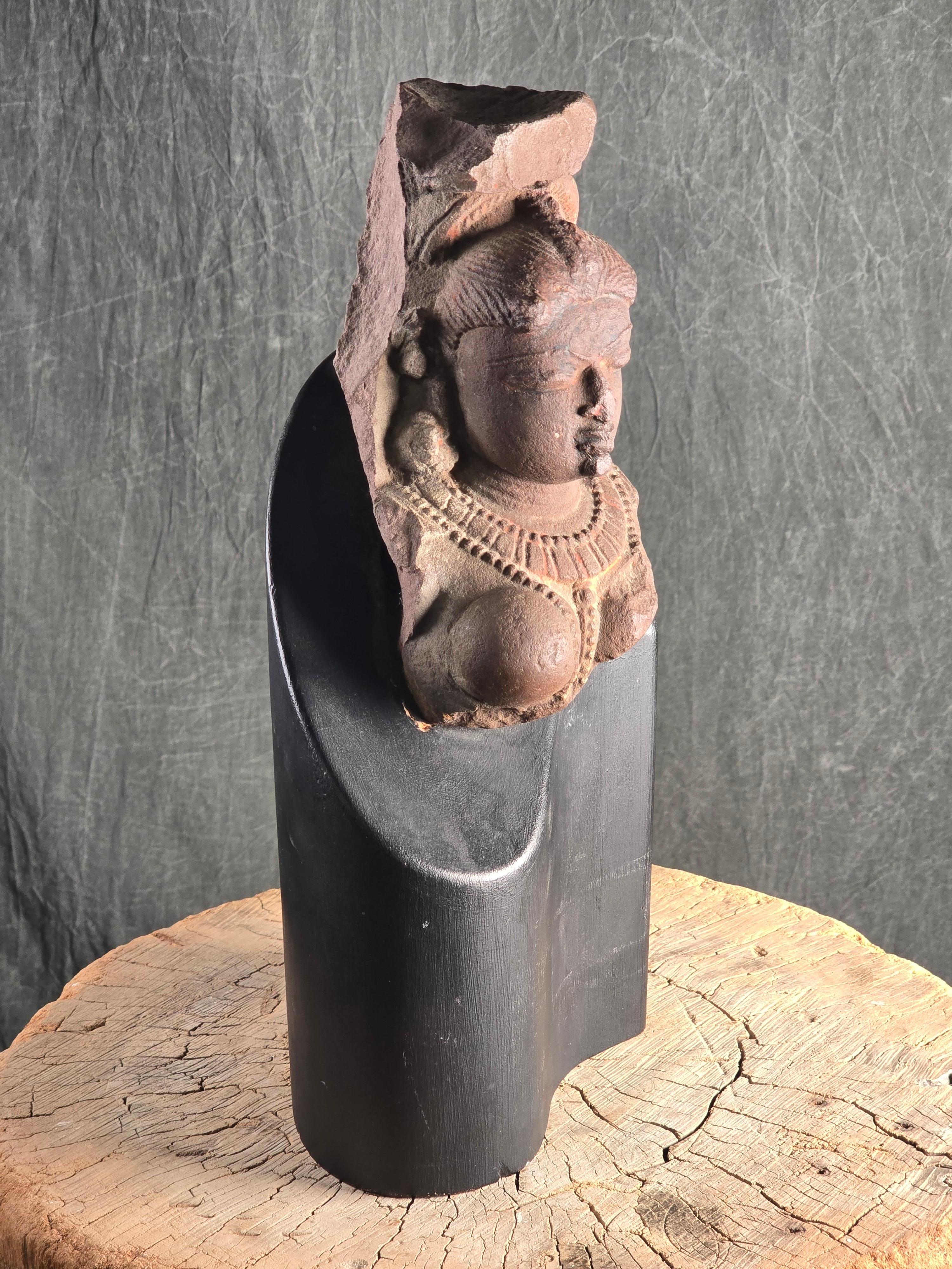 Grès Fragment de divinité féminine en grès rouge indien, monté, 12e siècle en vente