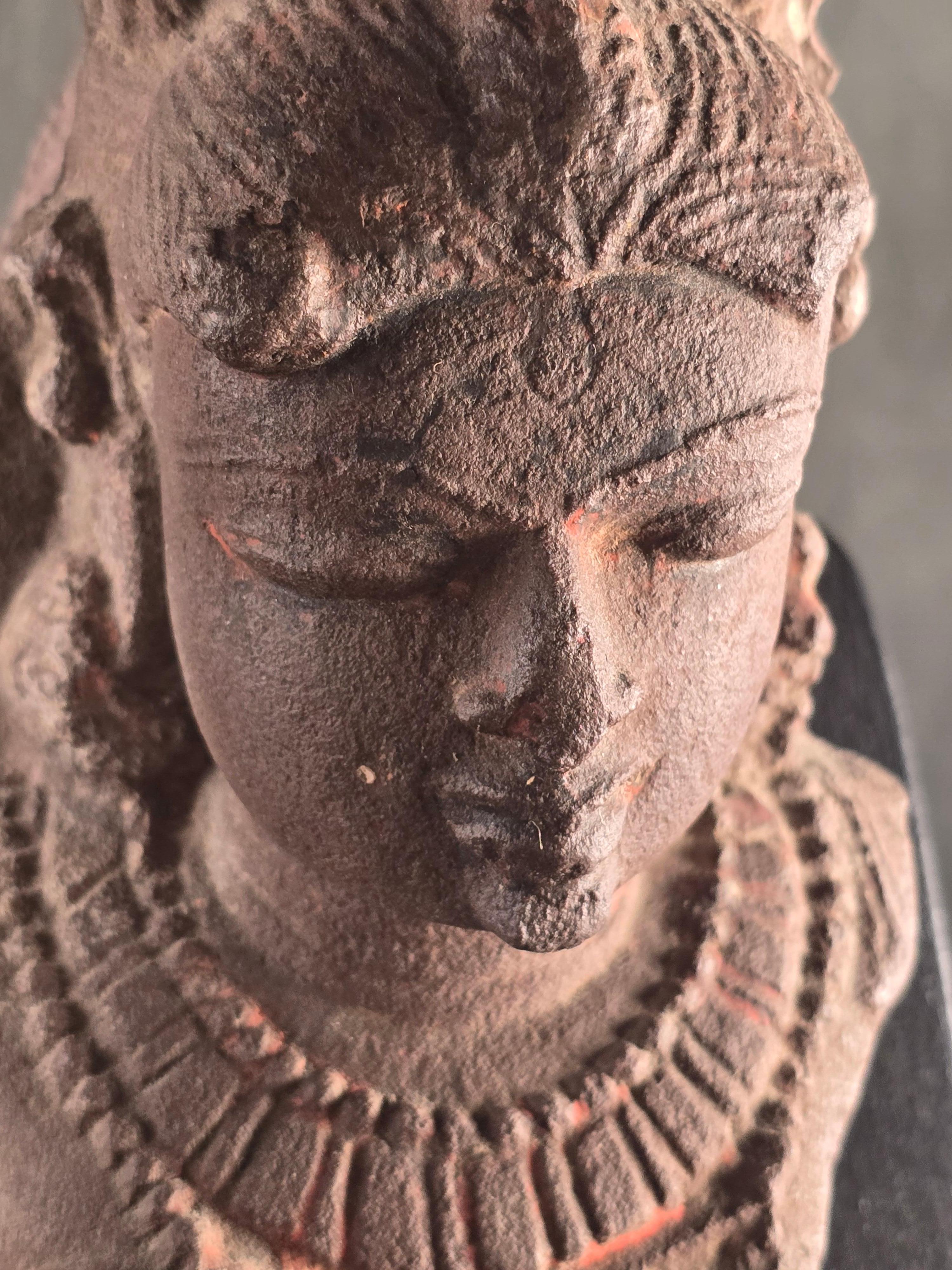Fragment de divinité féminine en grès rouge indien, monté, 12e siècle en vente 1