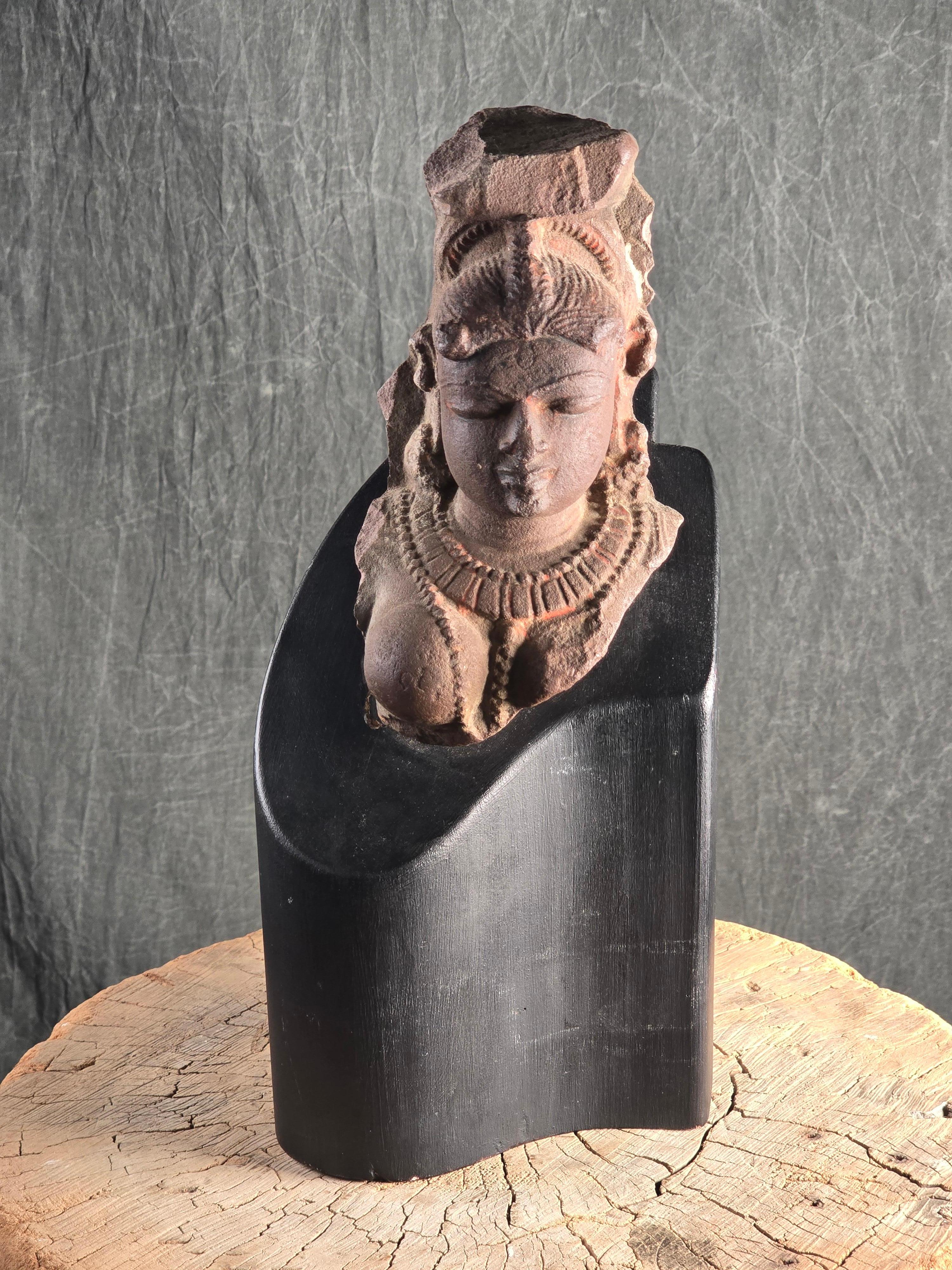 Fragment de divinité féminine en grès rouge indien, monté, 12e siècle en vente 2