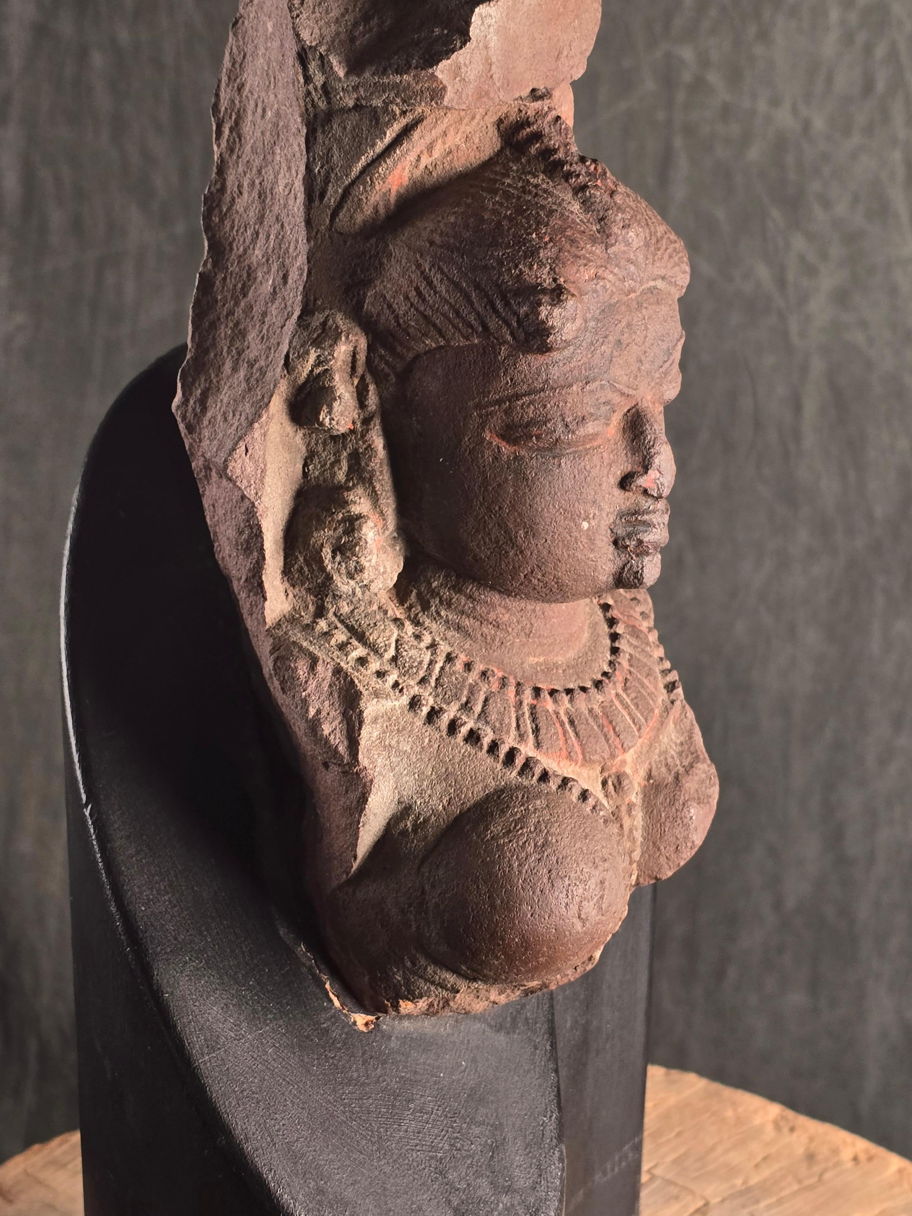 Fragment de divinité féminine en grès rouge indien, monté, 12e siècle en vente 3