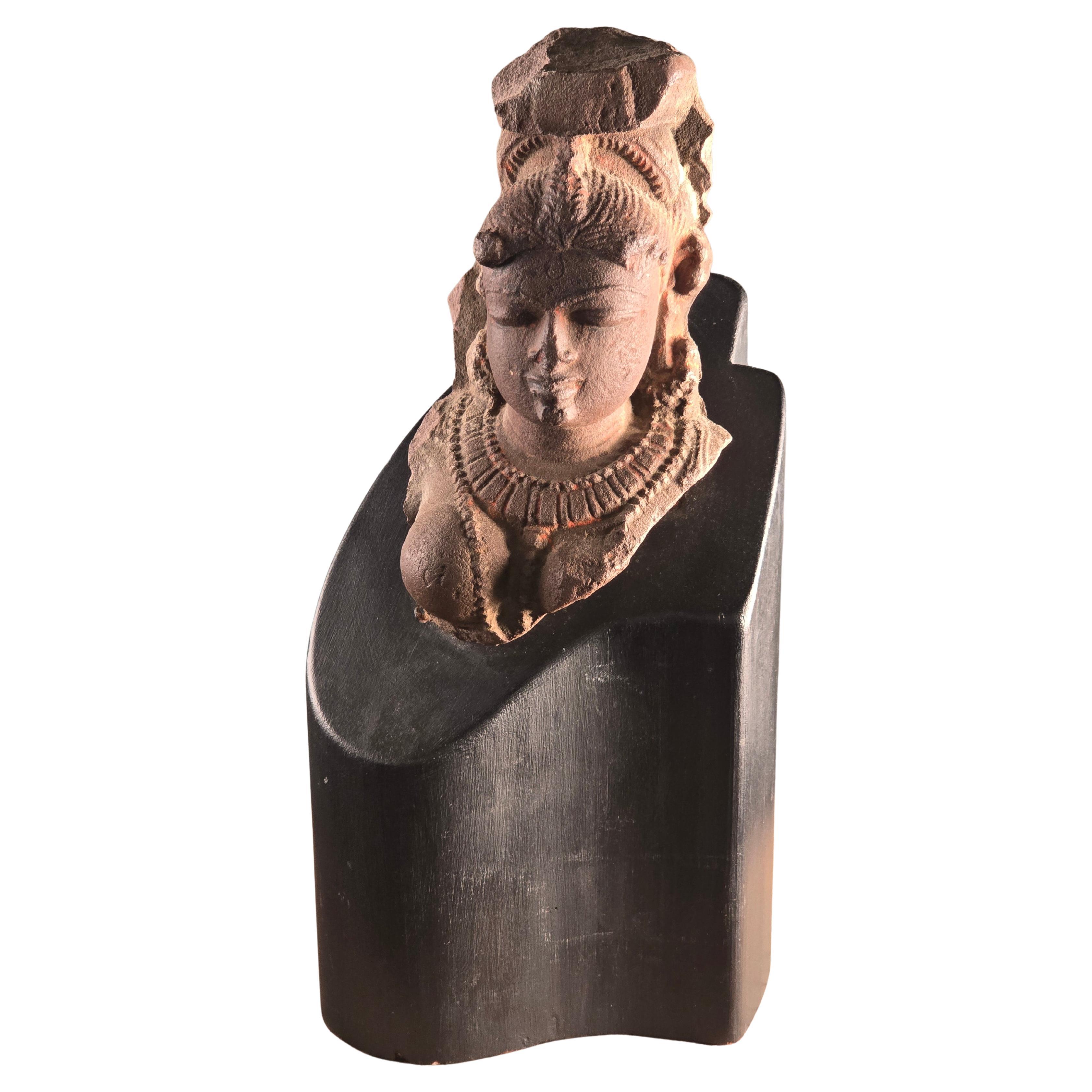 Fragment de divinité féminine en grès rouge indien, monté, 12e siècle en vente