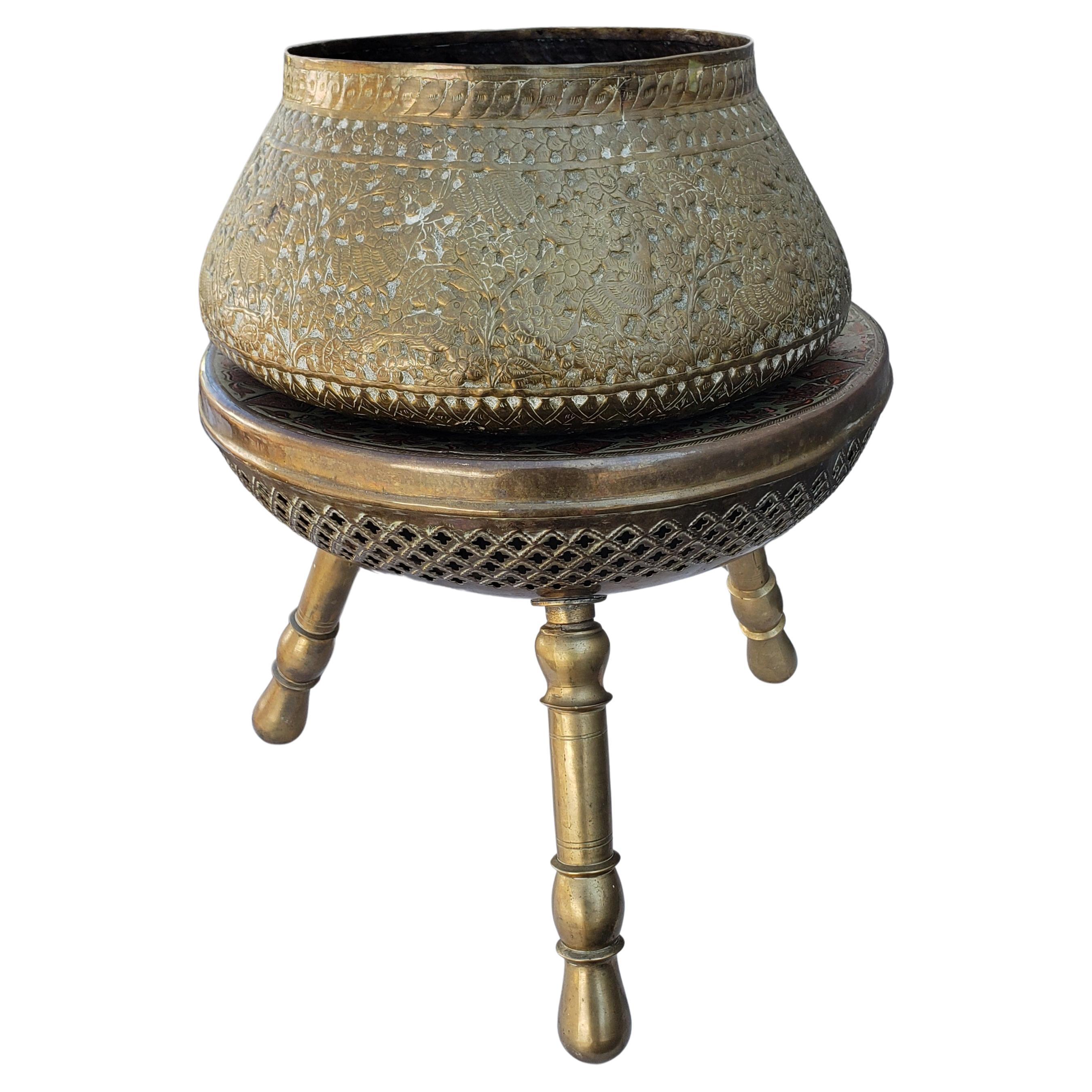 Bol / jardinière indien en laiton repoussé et gravé sur pied / tabouret en laiton gravé en vente