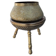 Bol / jardinière indien en laiton repoussé et gravé sur pied / tabouret en laiton gravé