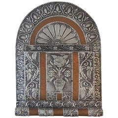 Indische Brieftasche und Schlüssel aus Zinn und Holz mit Repousse-Muster