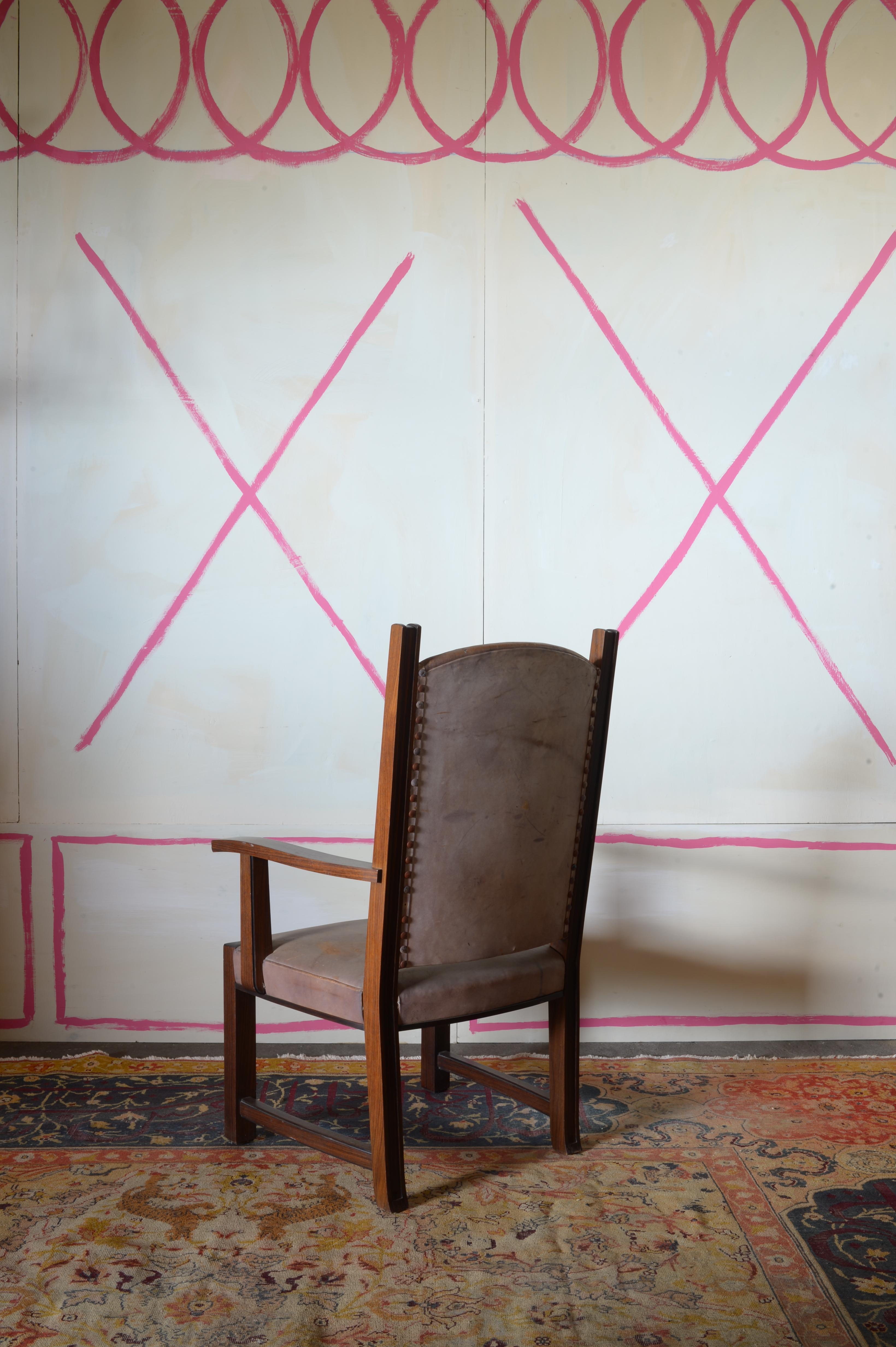 Este sillón escultural, que recuerda el modernismo refinado pero discretamente expresivo de Emil Fahrenkamp, se sitúa en la intersección del funcionalismo y la sutil intención decorativa. Al igual que las mejores obras arquitectónicas de Fahrenkamp