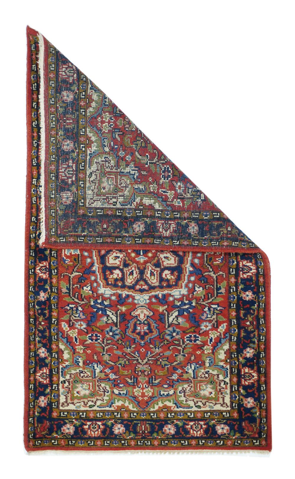 Tappeto indiano 2'11'' x 5'3''. In uno stile misto Heriz/Farahan Farahan, a trama moderata/ grossolana, questo spargimento del subcontinente mostra un campo rosso che ospita un medaglione quasi ottagonale quasi nero, con quattro pendenti. Angoli di