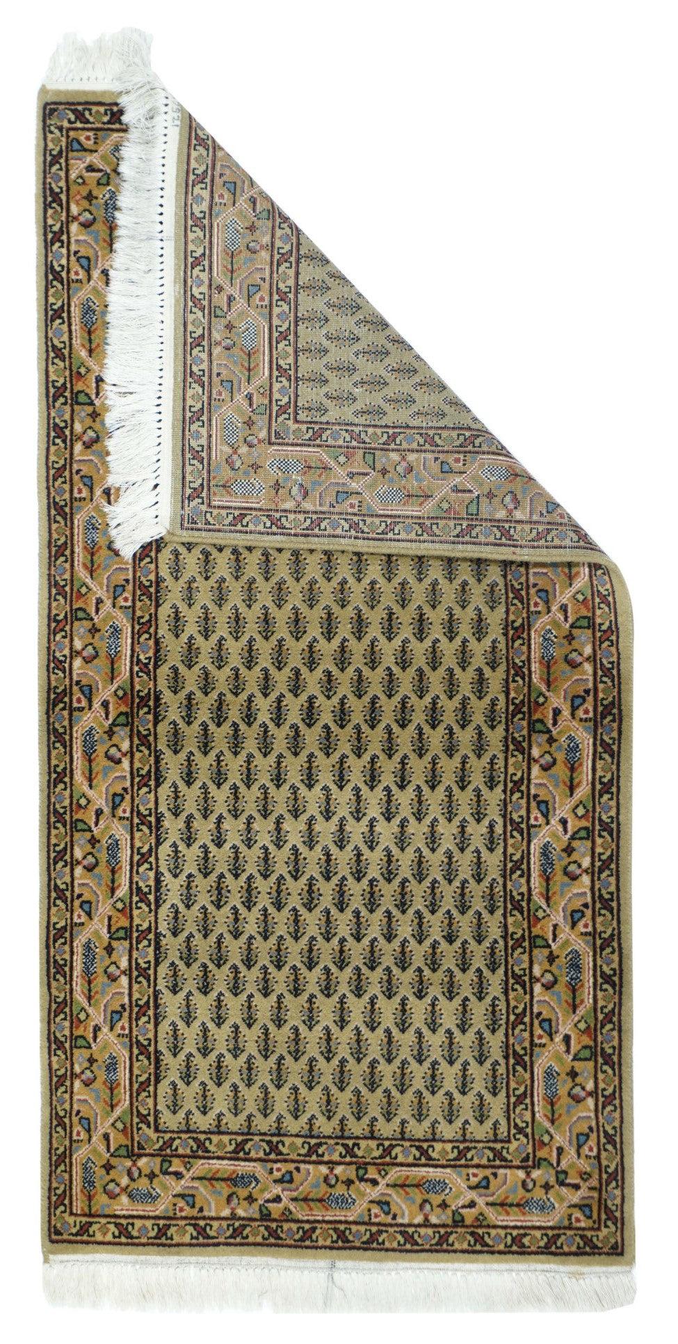 Tappeto indiano 2'5'' x 4'8''. Il campo di colore paglierino chiaro presenta una caratteristica disposizione Sarabanda con file di botehs piccole e floriate sfalsate e invertite, all'interno di un bordo di botehs di colore rosa sospeso da una vite