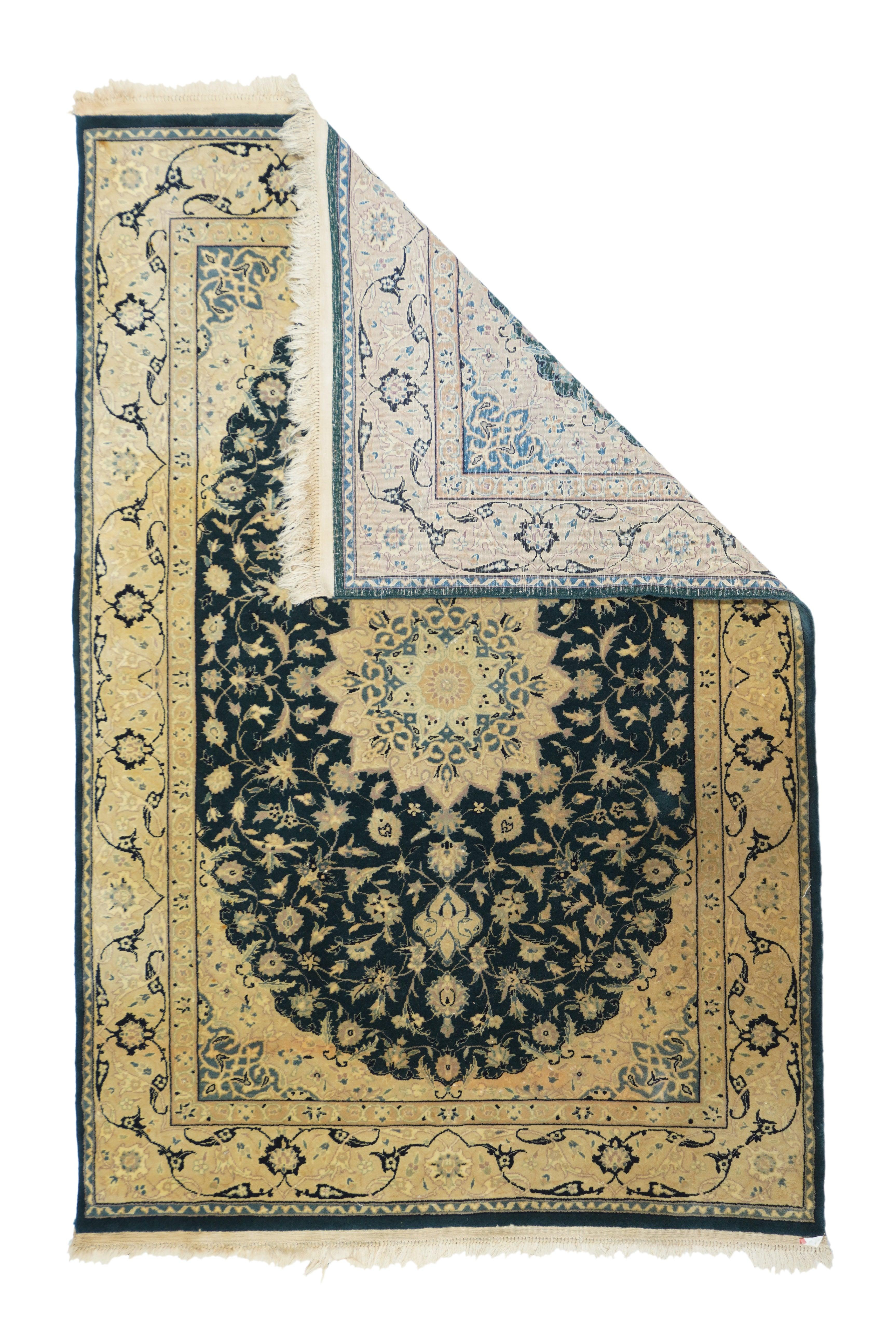 Indischer Teppich 4'0'' x 6'0''. Das marineblaue Feld wird von einem runden Medaillon mit 16 Punkten in der Mitte eingerahmt, das von spatenförmigen Zinnen umgeben ist. Hauptbordüre aus Stroh mit kleinen Palmetten und gestreckten, schlanken,