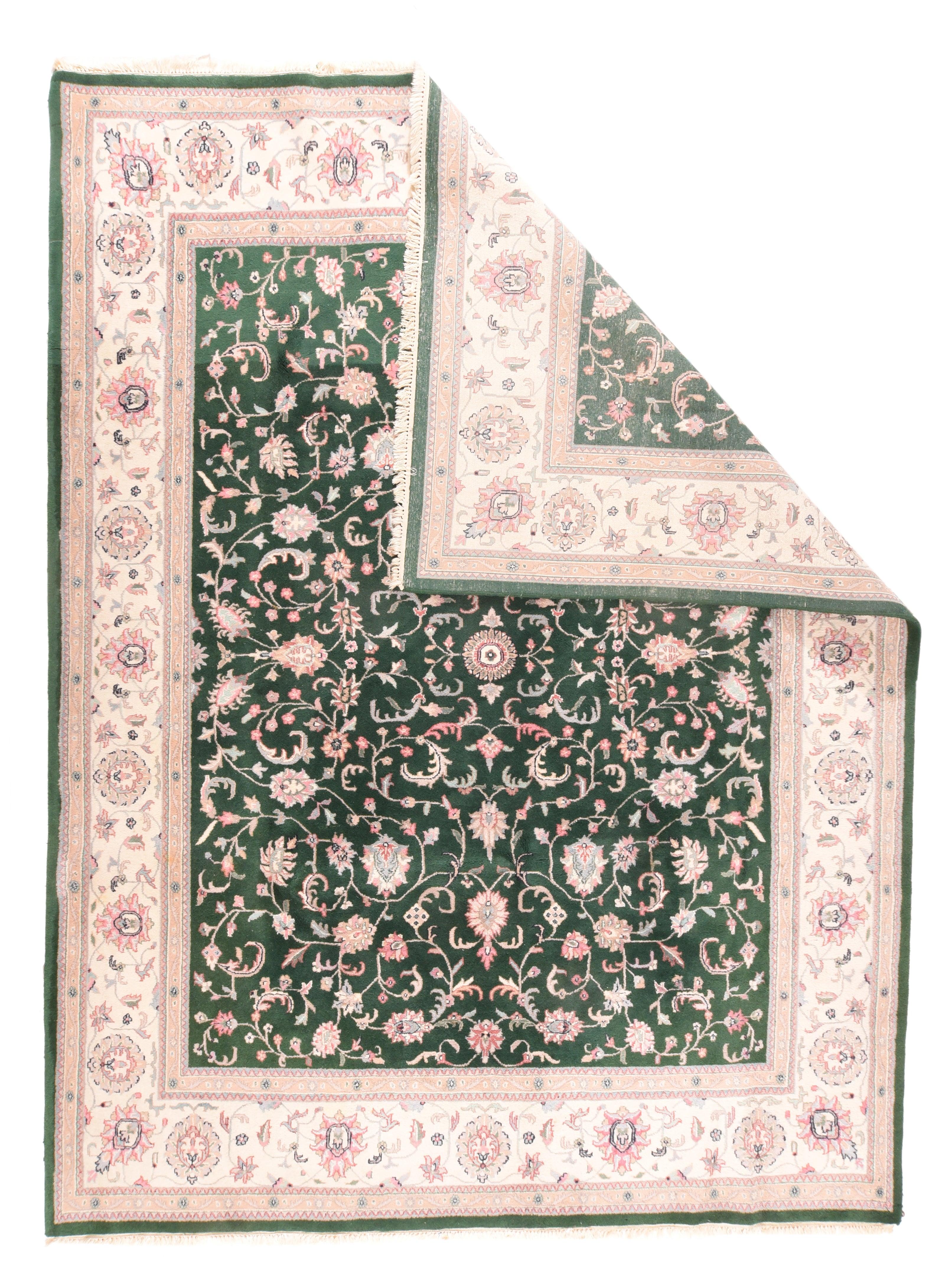 Indianerteppich 8'1'' x 10'3''. Aus einer zentralen, geschichteten Rosette mit kleinen dreieckigen Anhängern wachsen auf dem reichen Schokoladengrund verschiedene Palmetten und mäandernde, facettierte und abgerundete Ranken. Die tief gekerbten
