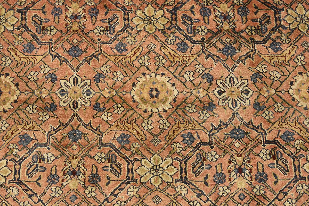 Questo splendido tappeto indiano, che misura 280 × 155 cm, è annodato a mano con la pregiata lana Pashmina, che offre una texture lussuosa e una finitura luminosa che lo distingue dai tappeti di lana standard. Il campo centrale è riccamente ornato