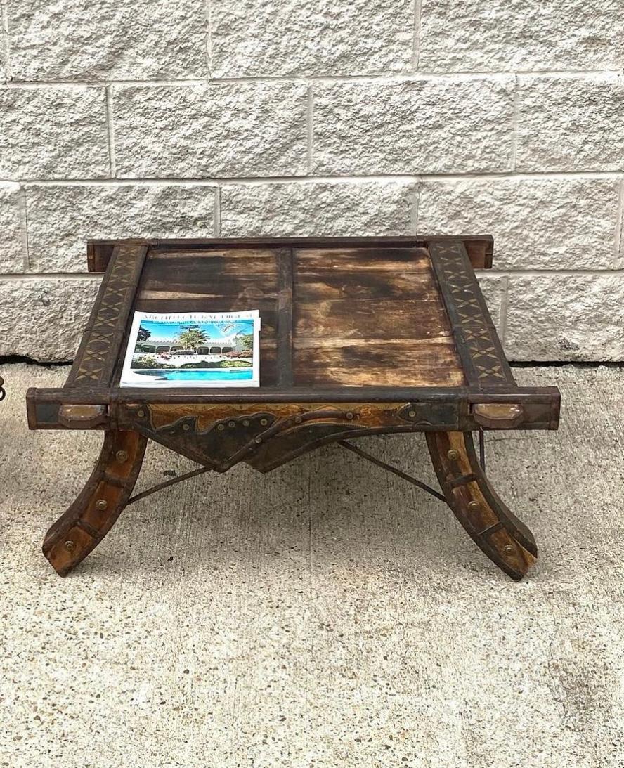 Rustikaler antiker indischer Ochsenwagen aus Holz mit Metallakzenten, Couchtisch (Handgeschnitzt) im Angebot