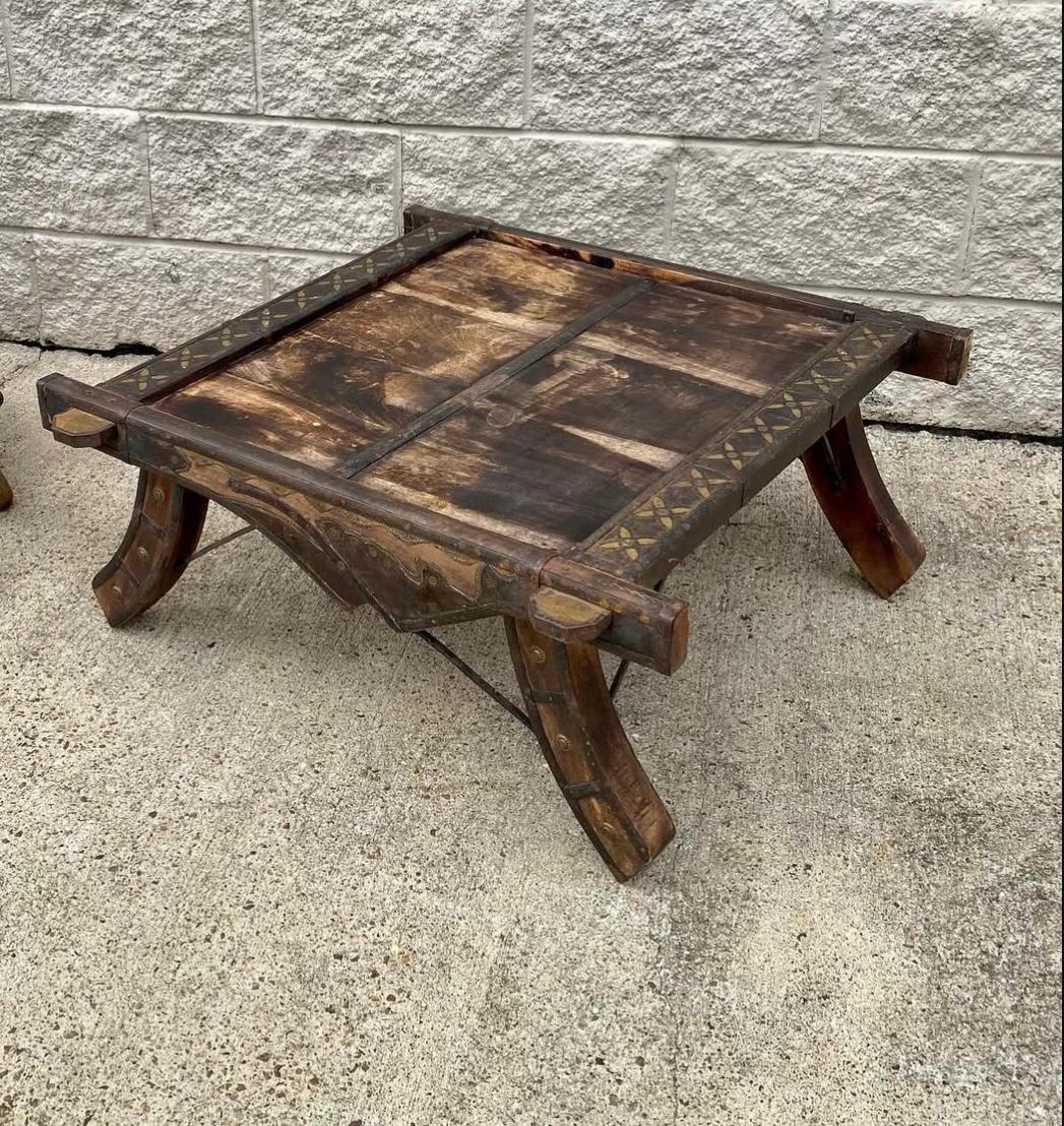 Rustikaler antiker indischer Ochsenwagen aus Holz mit Metallakzenten, Couchtisch (19. Jahrhundert) im Angebot