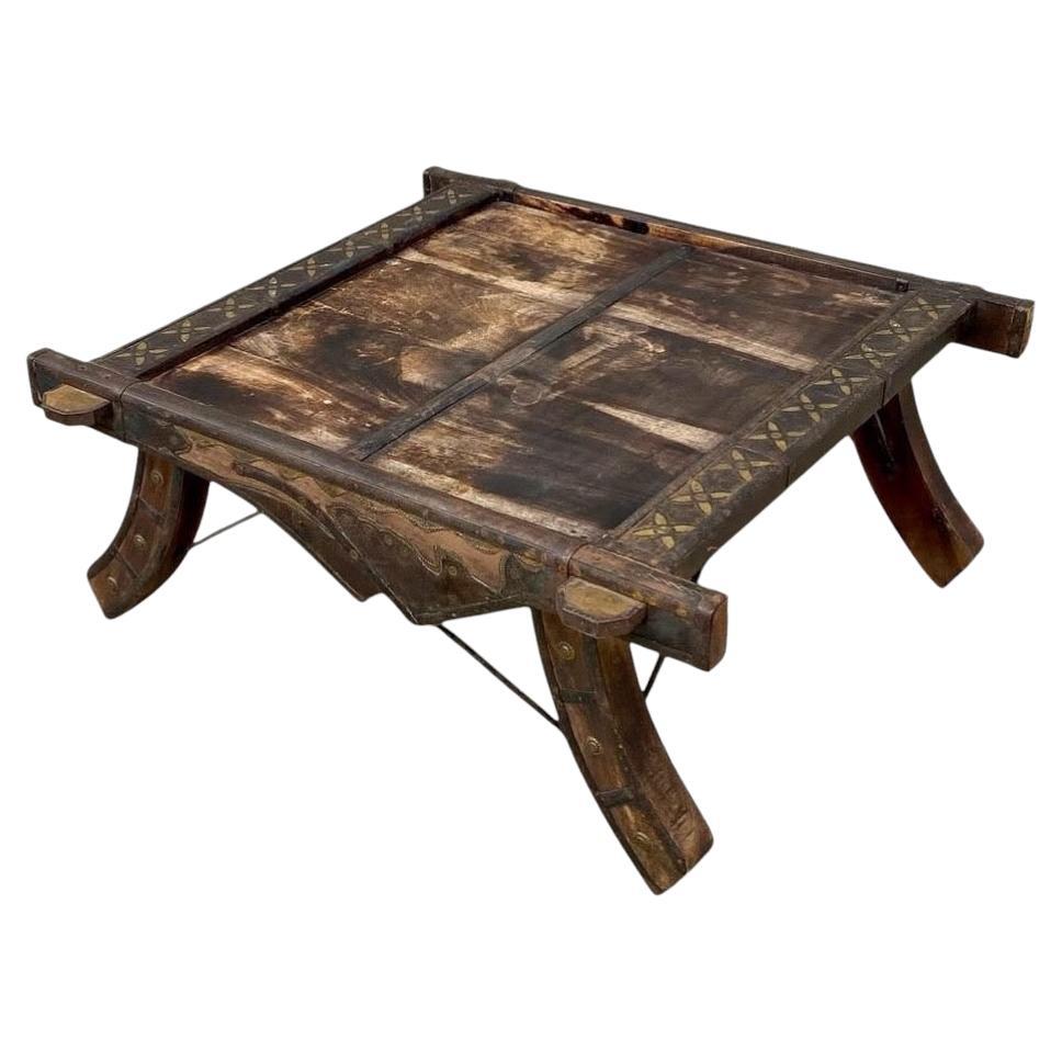 Rustikaler antiker indischer Ochsenwagen aus Holz mit Metallakzenten, Couchtisch im Angebot