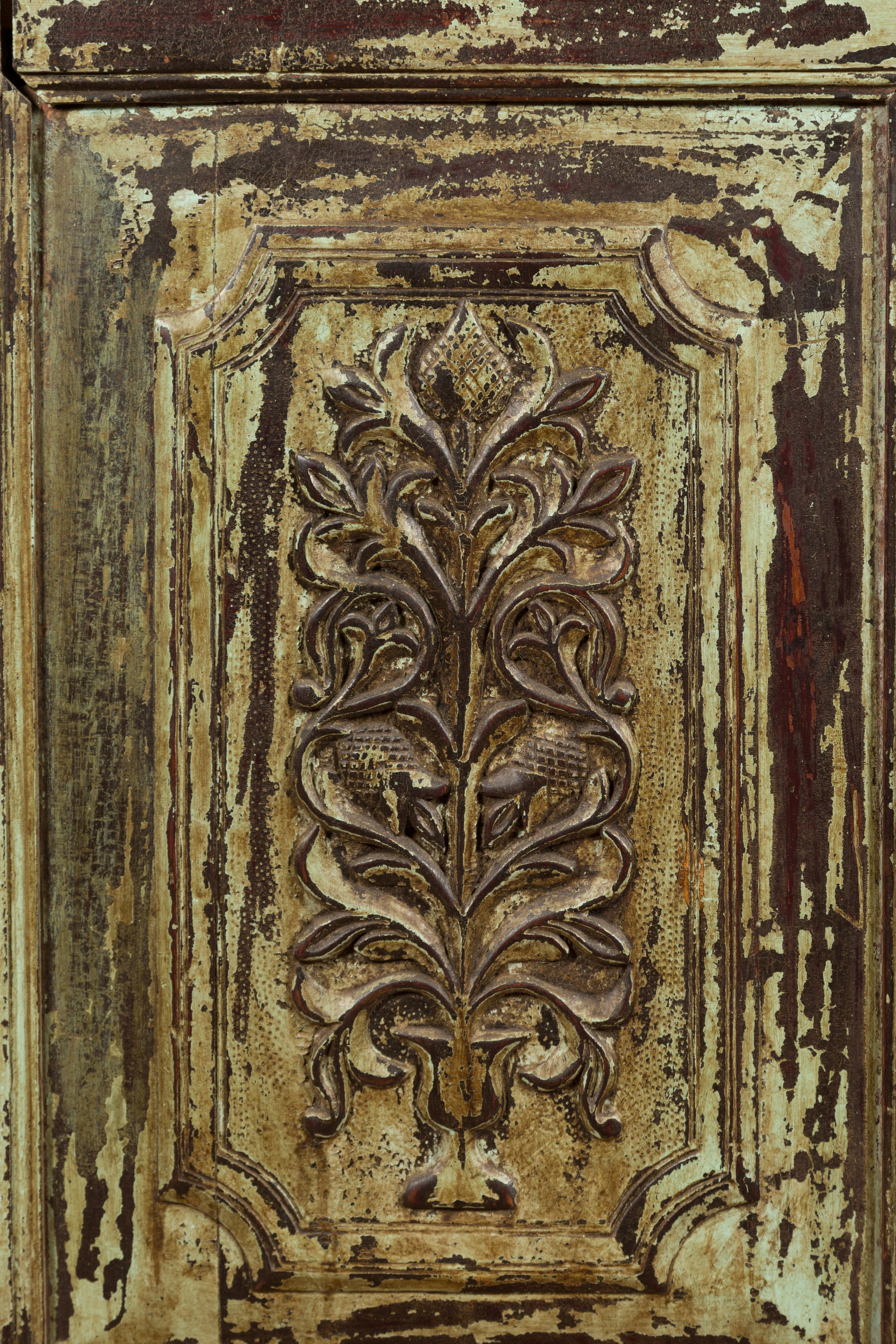 Armoire en bois vert et marron vieilli avec poignées en forme de fleur en vente 2