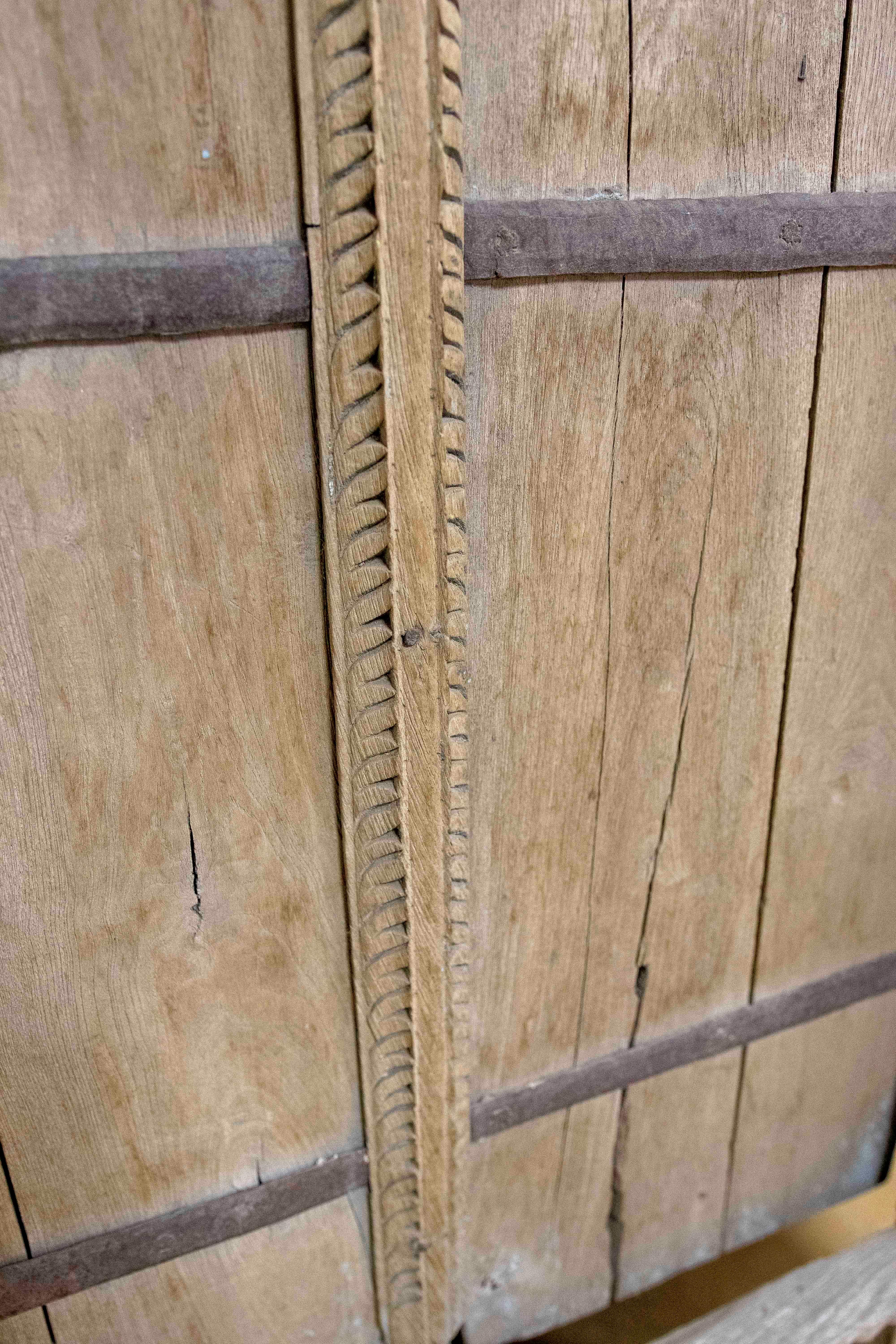 Ventana rústica india de madera con adornos de hierro en venta 5