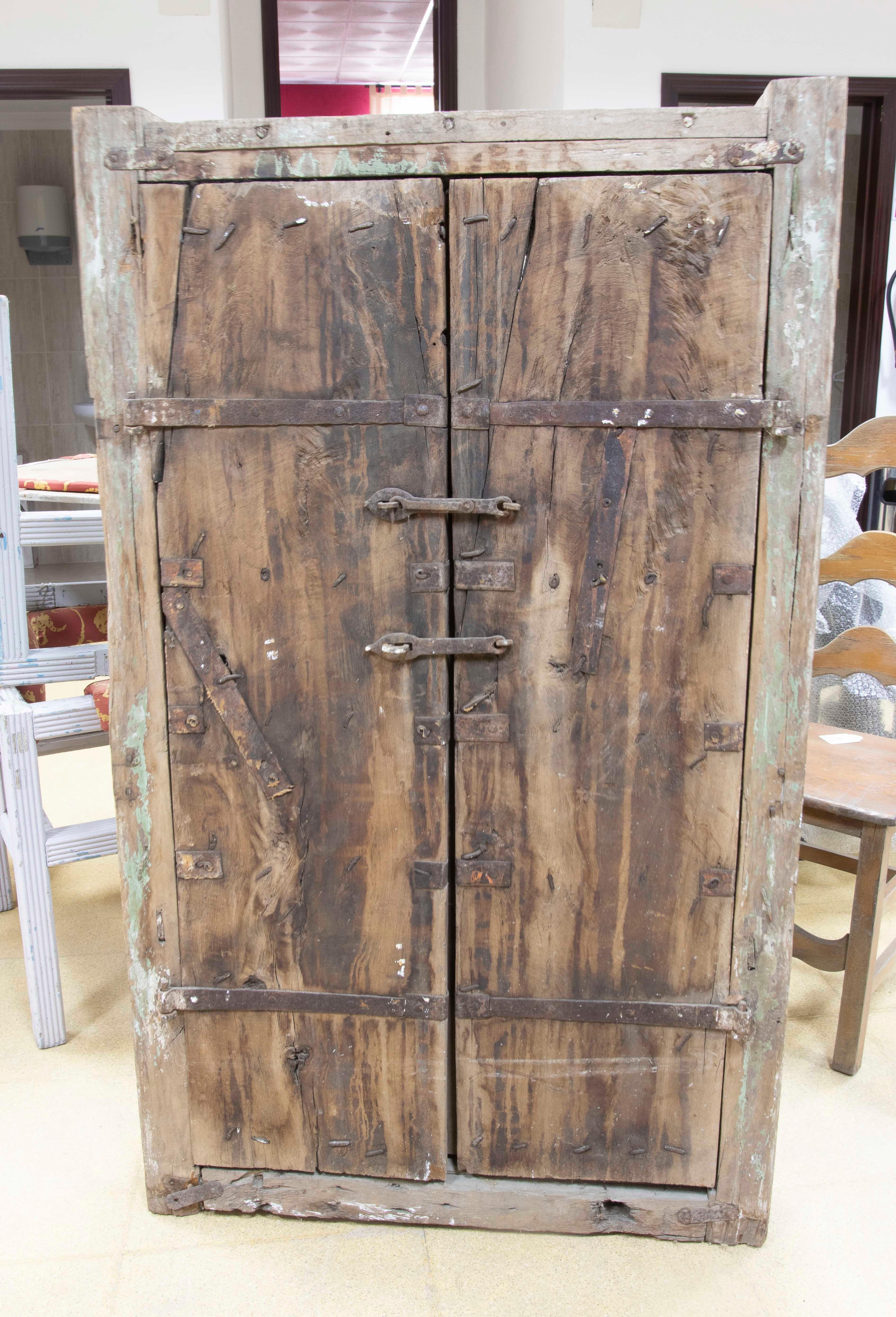 Ventana rústica india de madera con adornos de hierro en venta 4