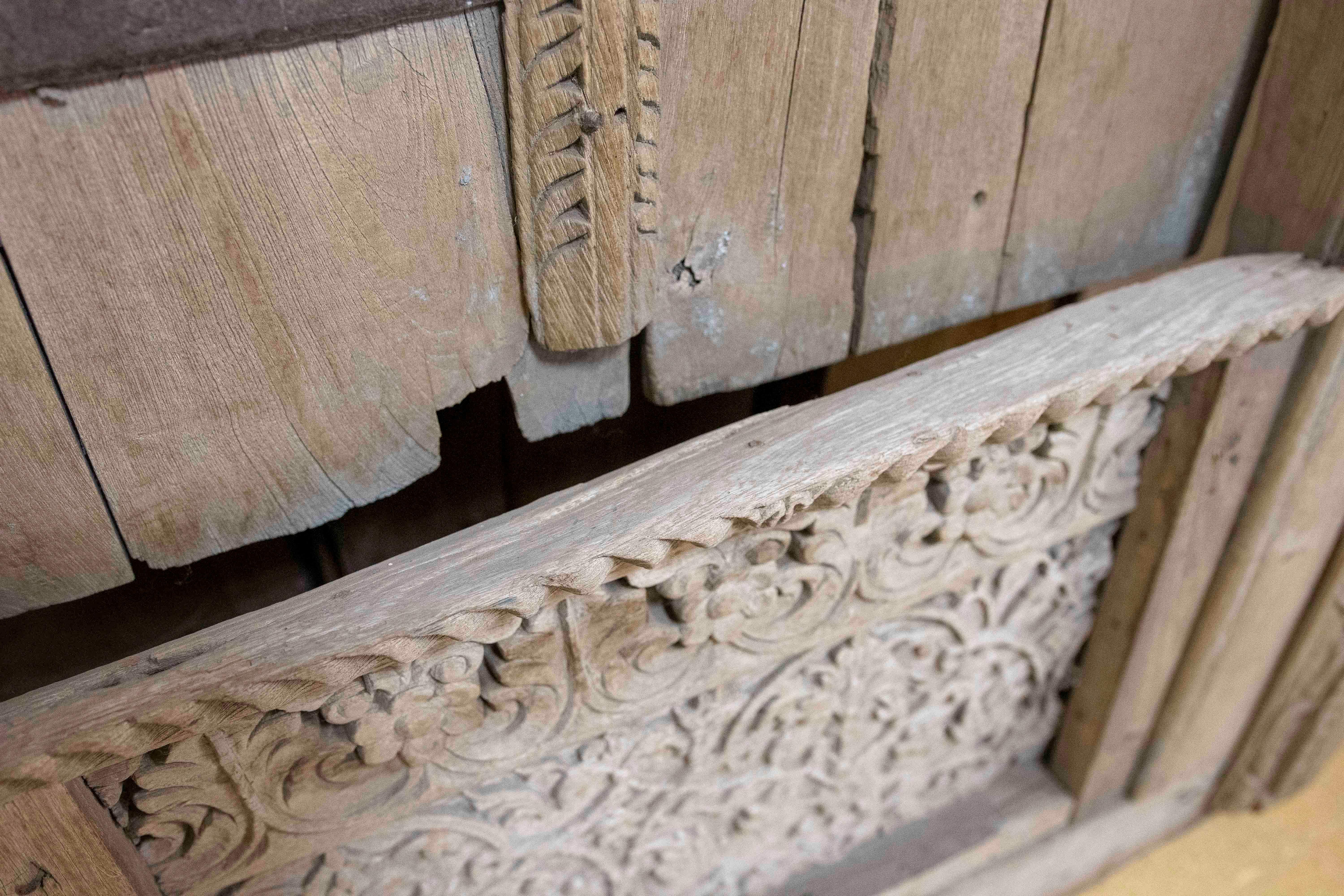 Ventana rústica india de madera con adornos de hierro en venta 6