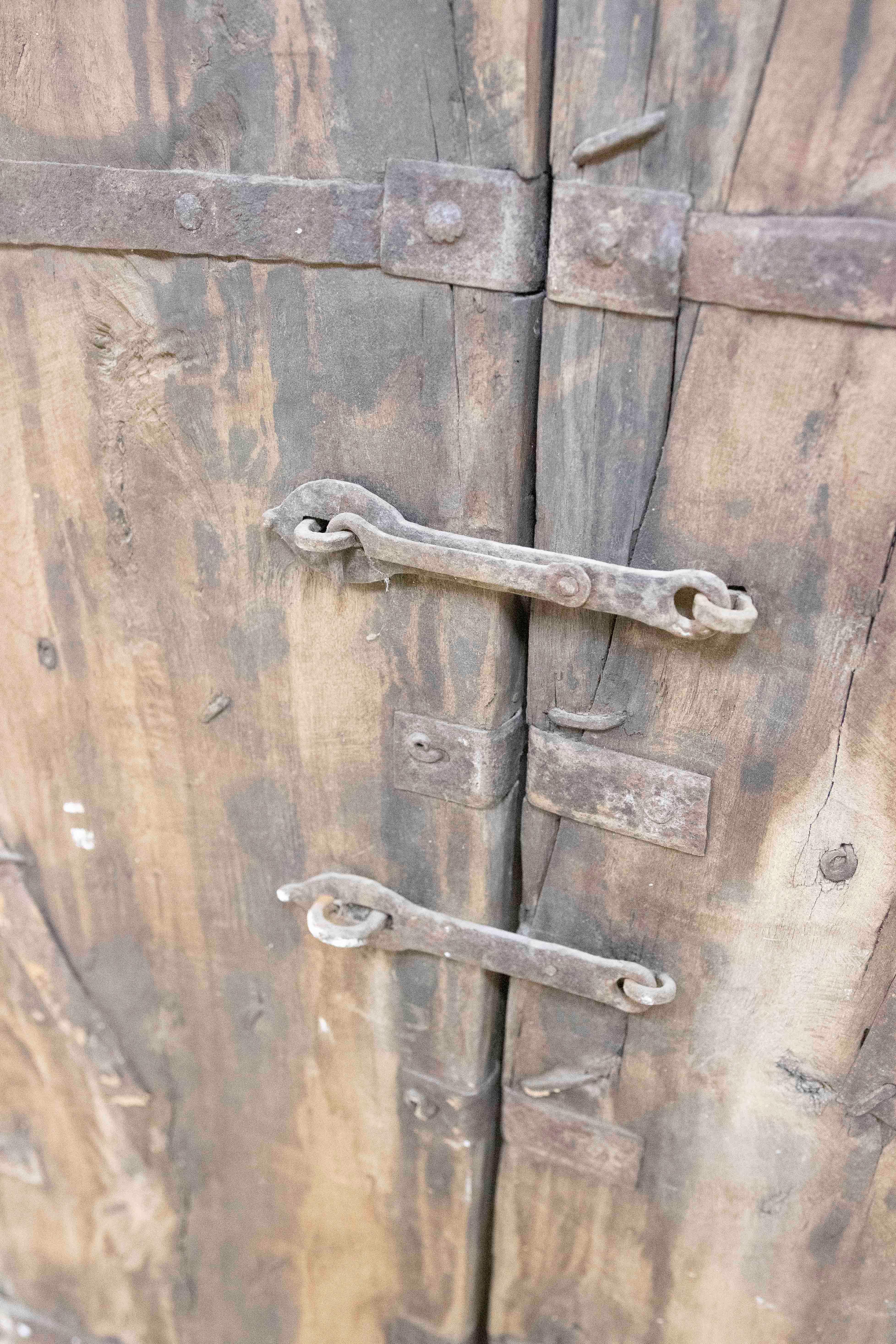 Ventana rústica india de madera con adornos de hierro en venta 5