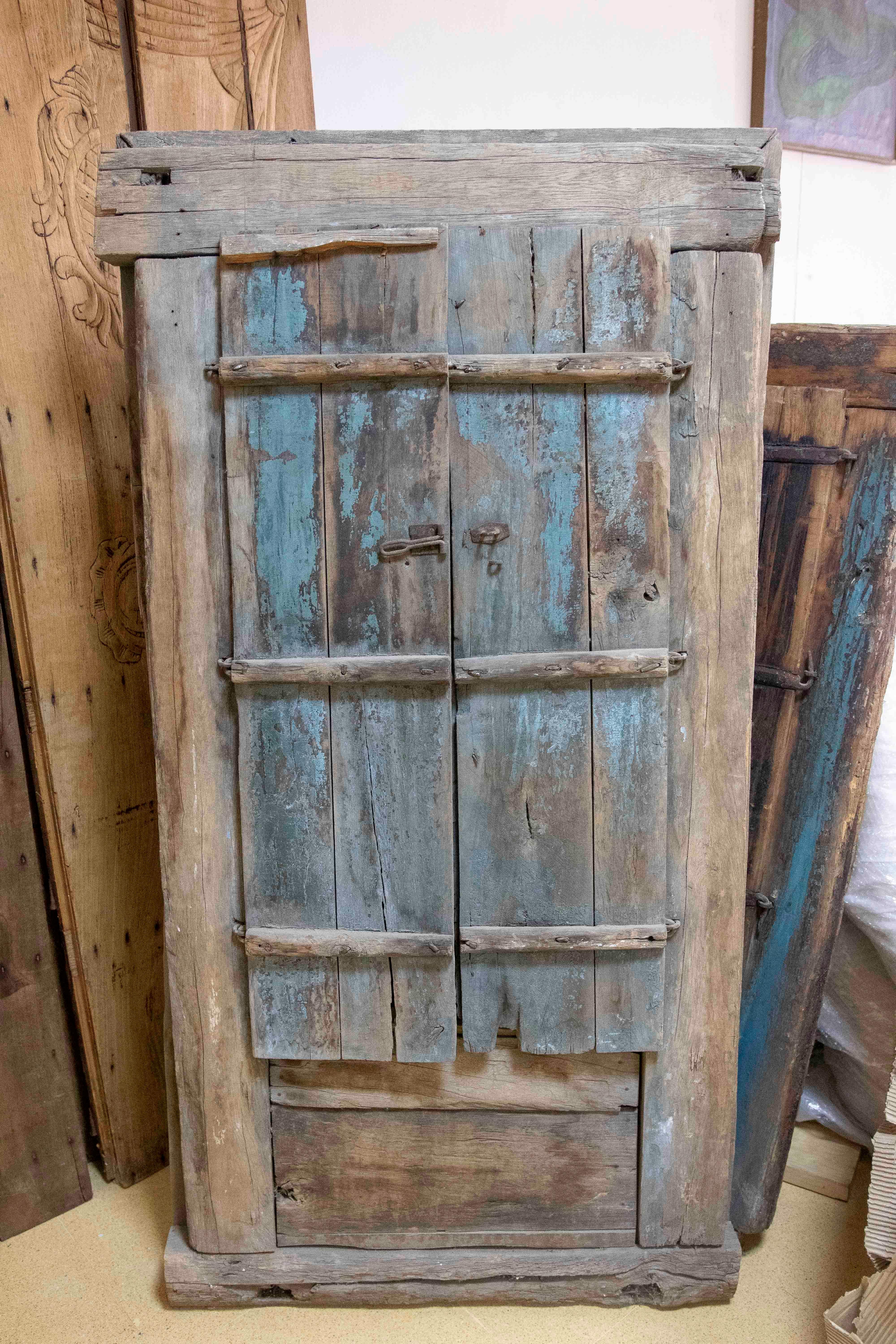 Ventana rústica india de madera con adornos de hierro en venta 7