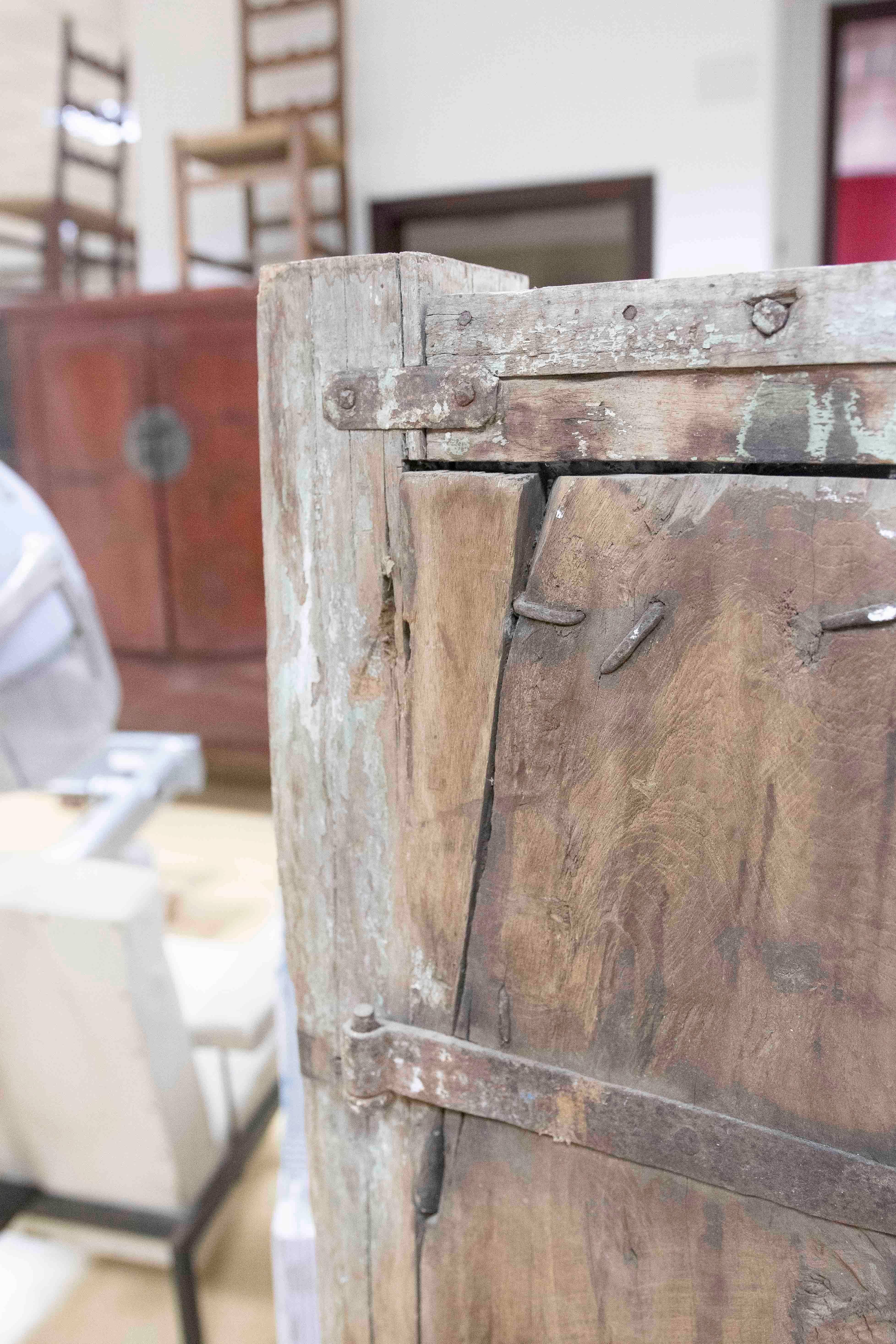 Ventana rústica india de madera con adornos de hierro en venta 6