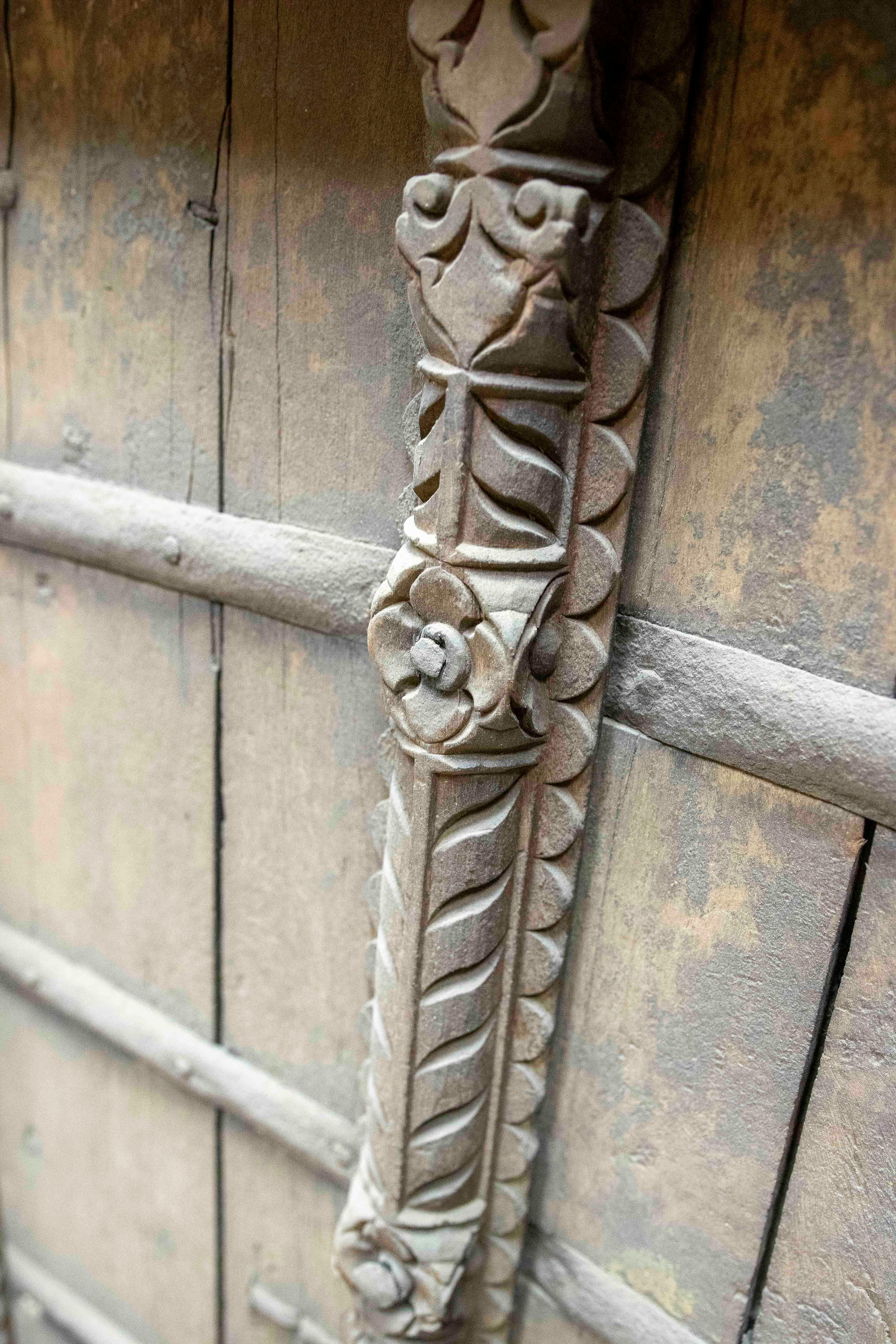 Vitrail indien rustique avec décorations en fer en vente 9