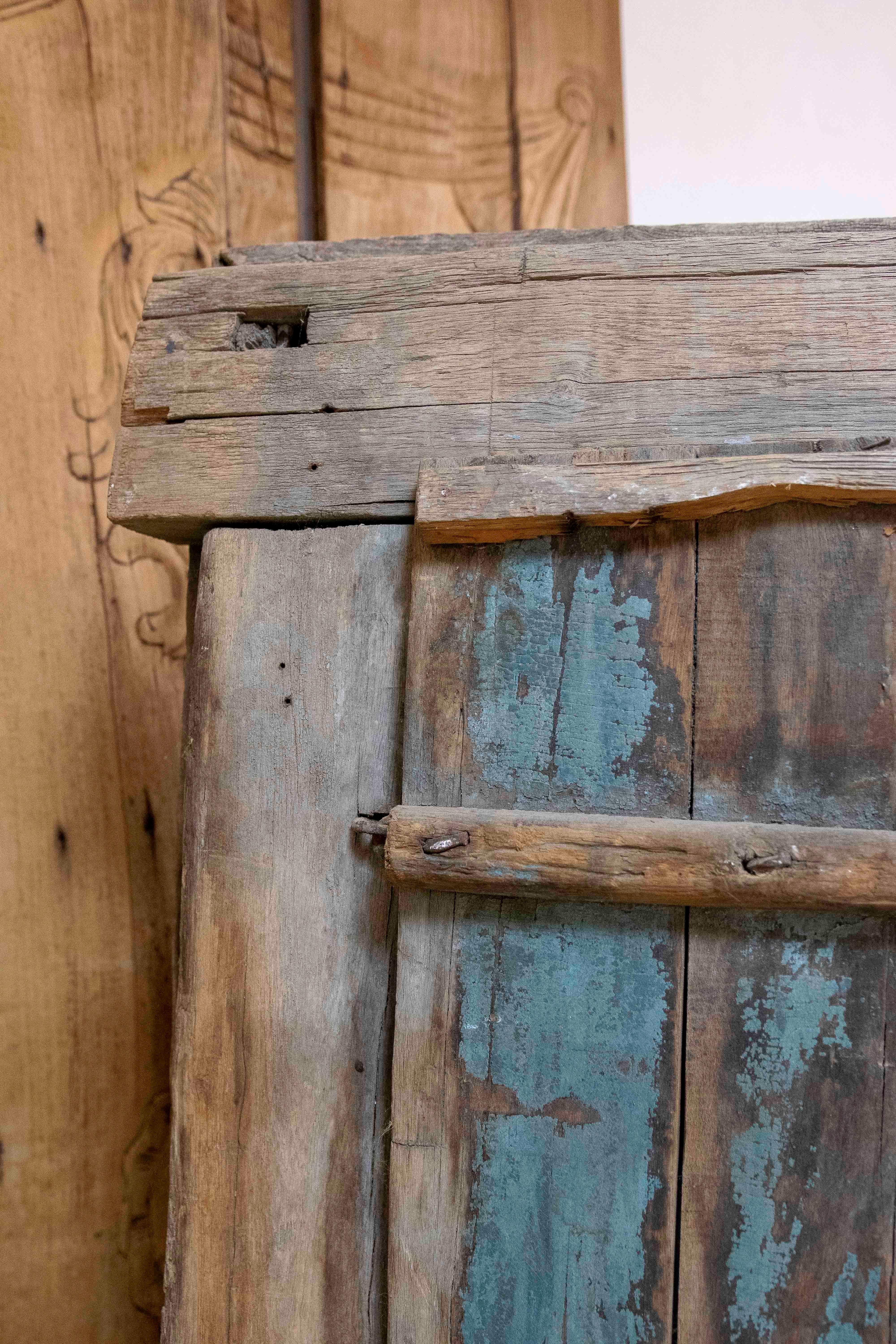 Ventana rústica india de madera con adornos de hierro en venta 8
