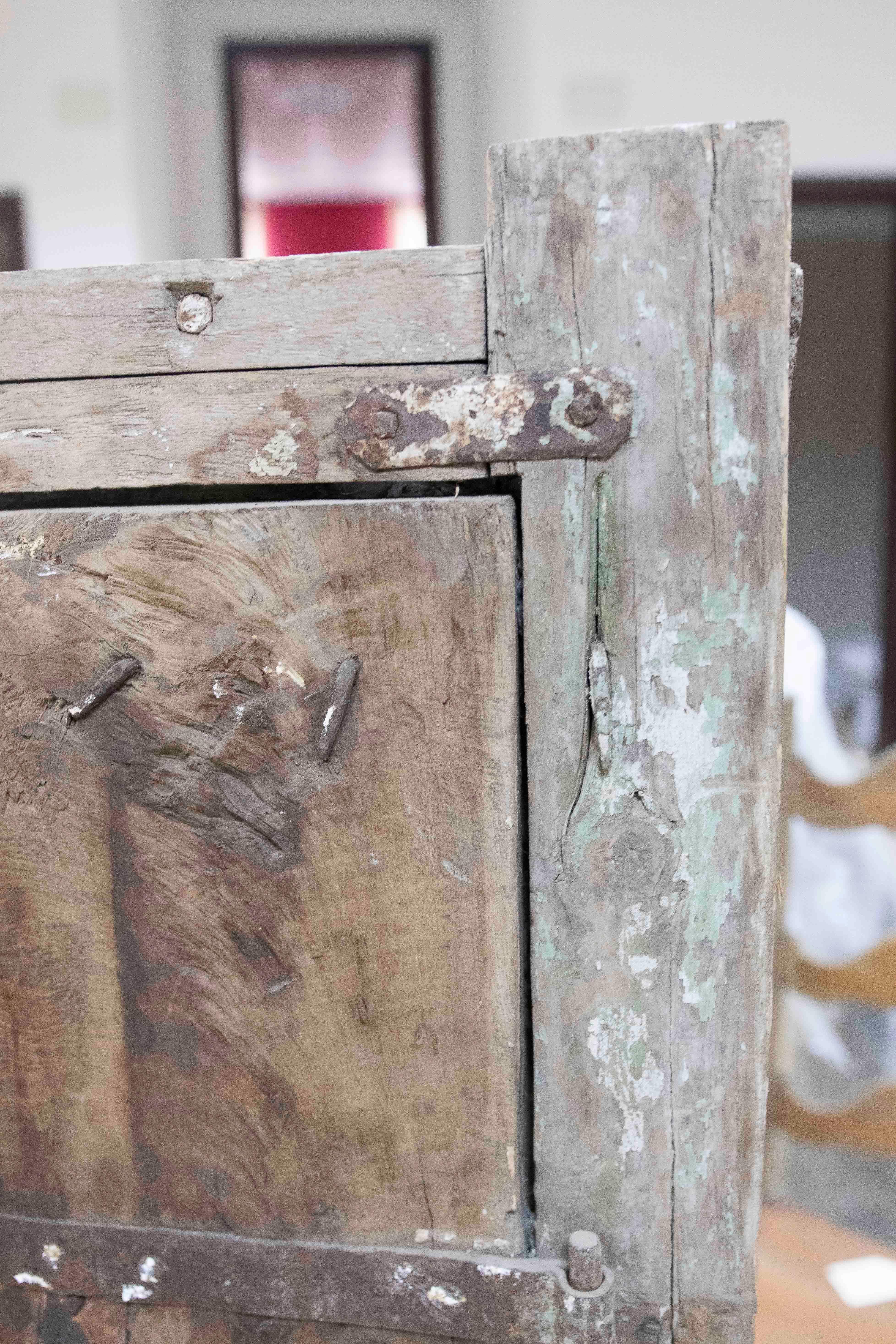 Ventana rústica india de madera con adornos de hierro en venta 7