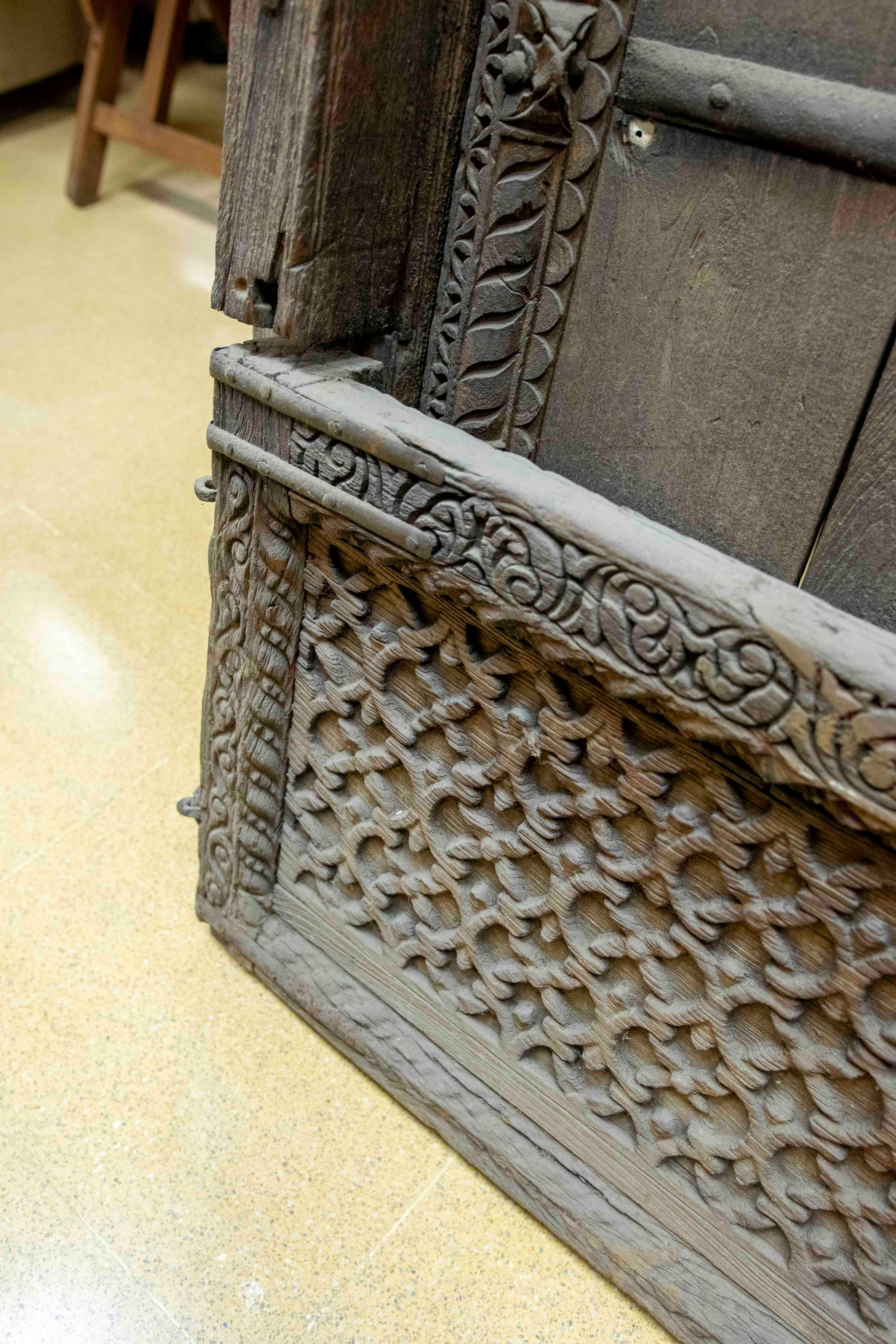 Vitrail indien rustique avec décorations en fer en vente 10