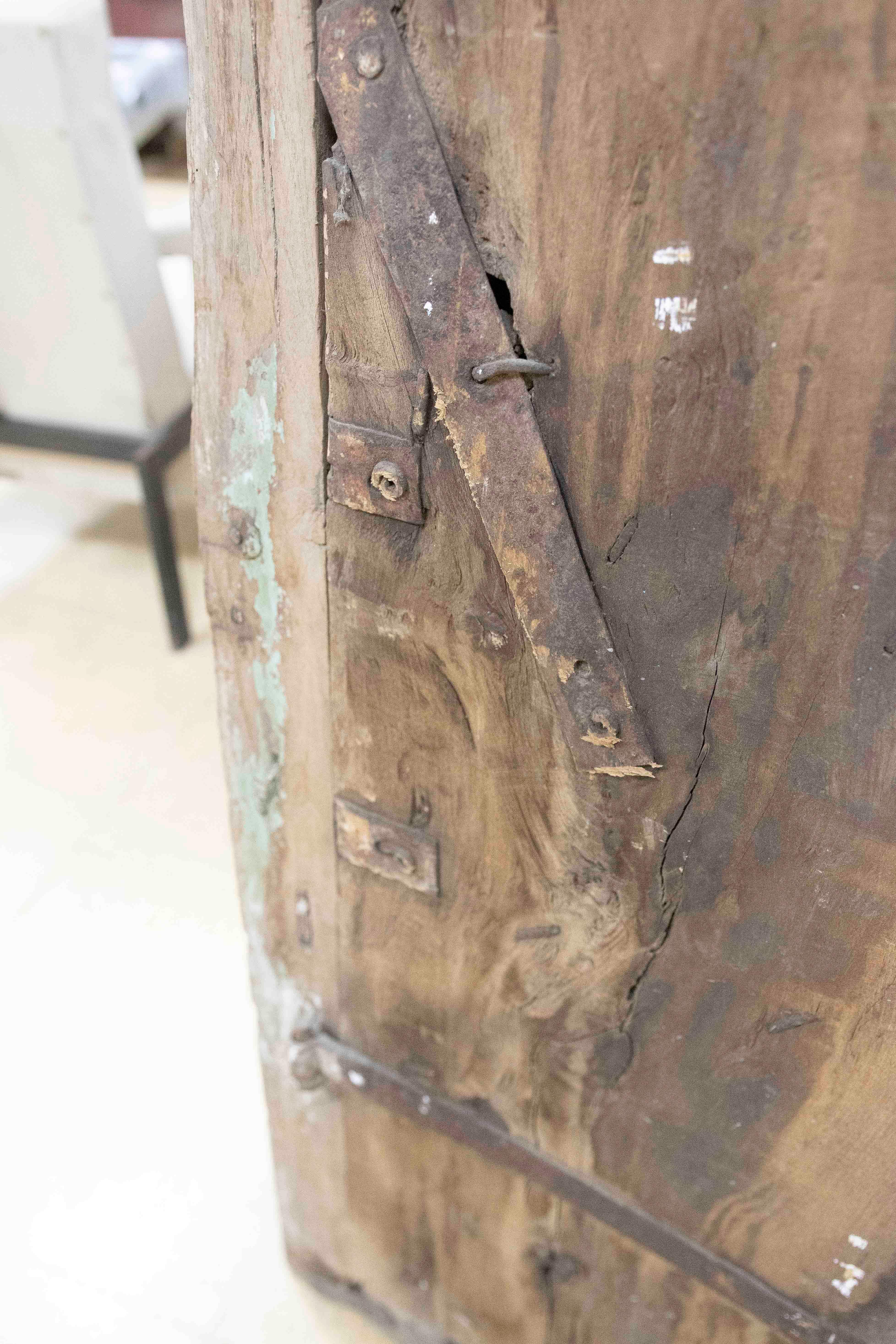 Ventana rústica india de madera con adornos de hierro en venta 8