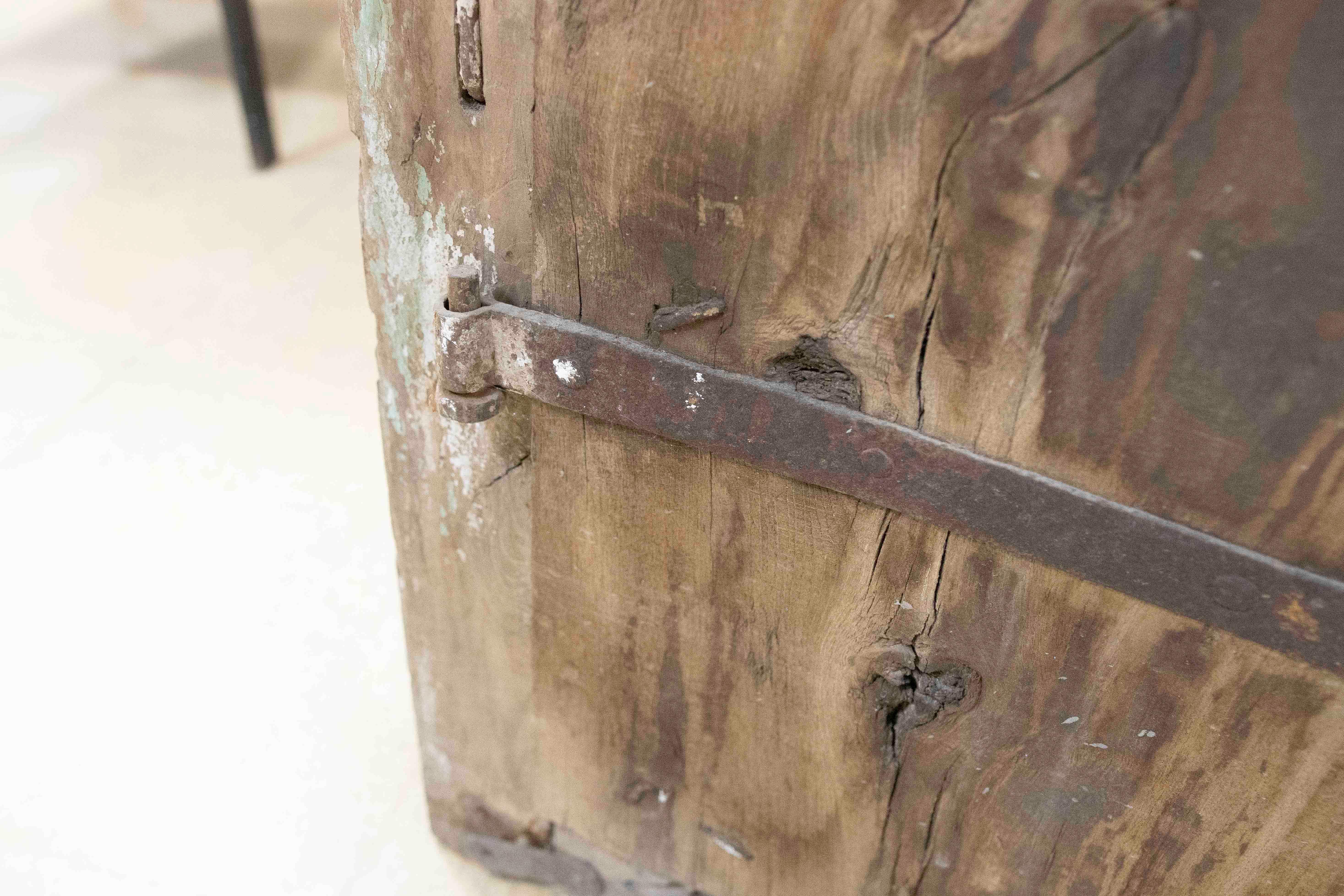 Ventana rústica india de madera con adornos de hierro en venta 9