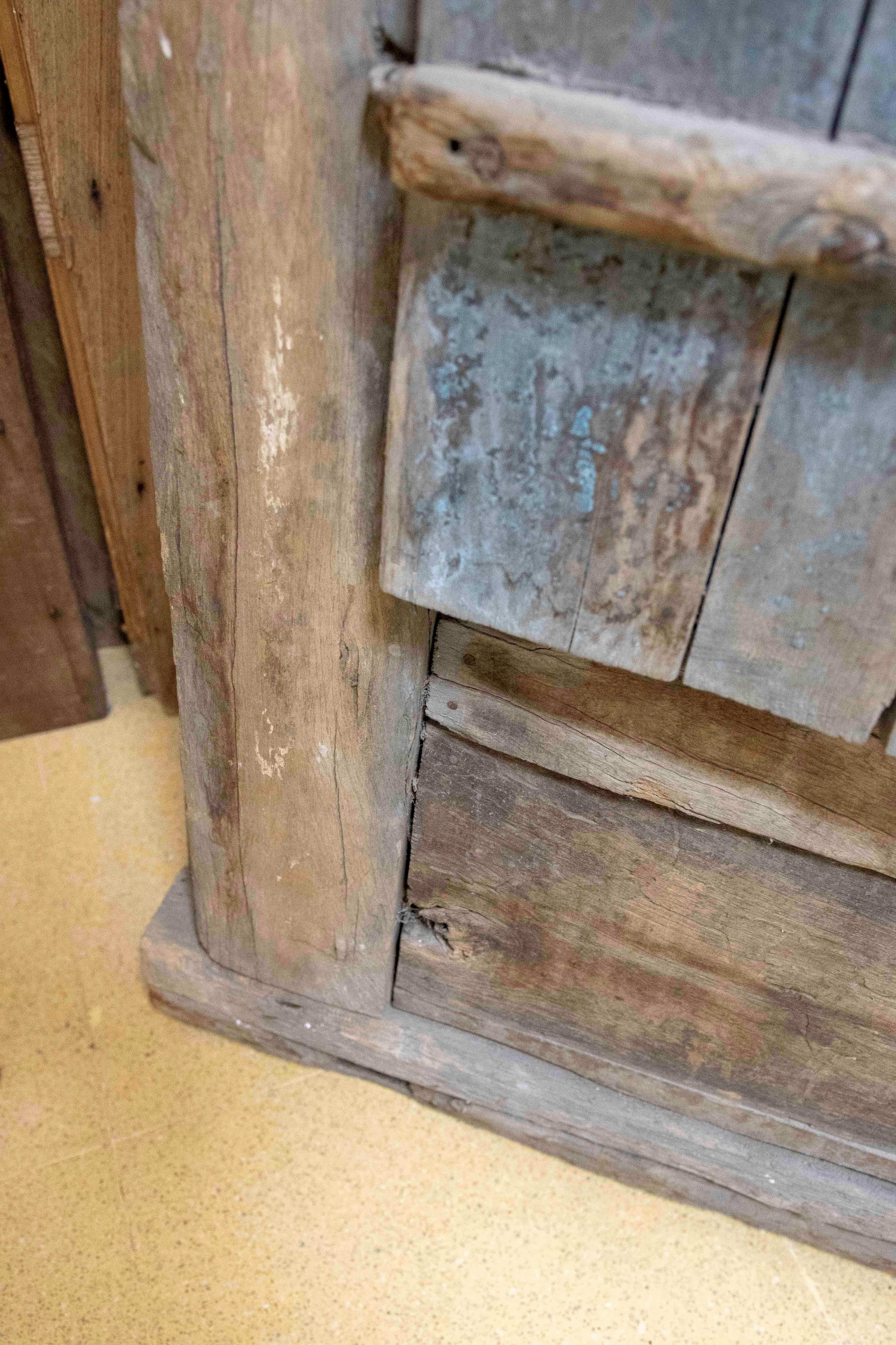 Ventana rústica india de madera con adornos de hierro en venta 11