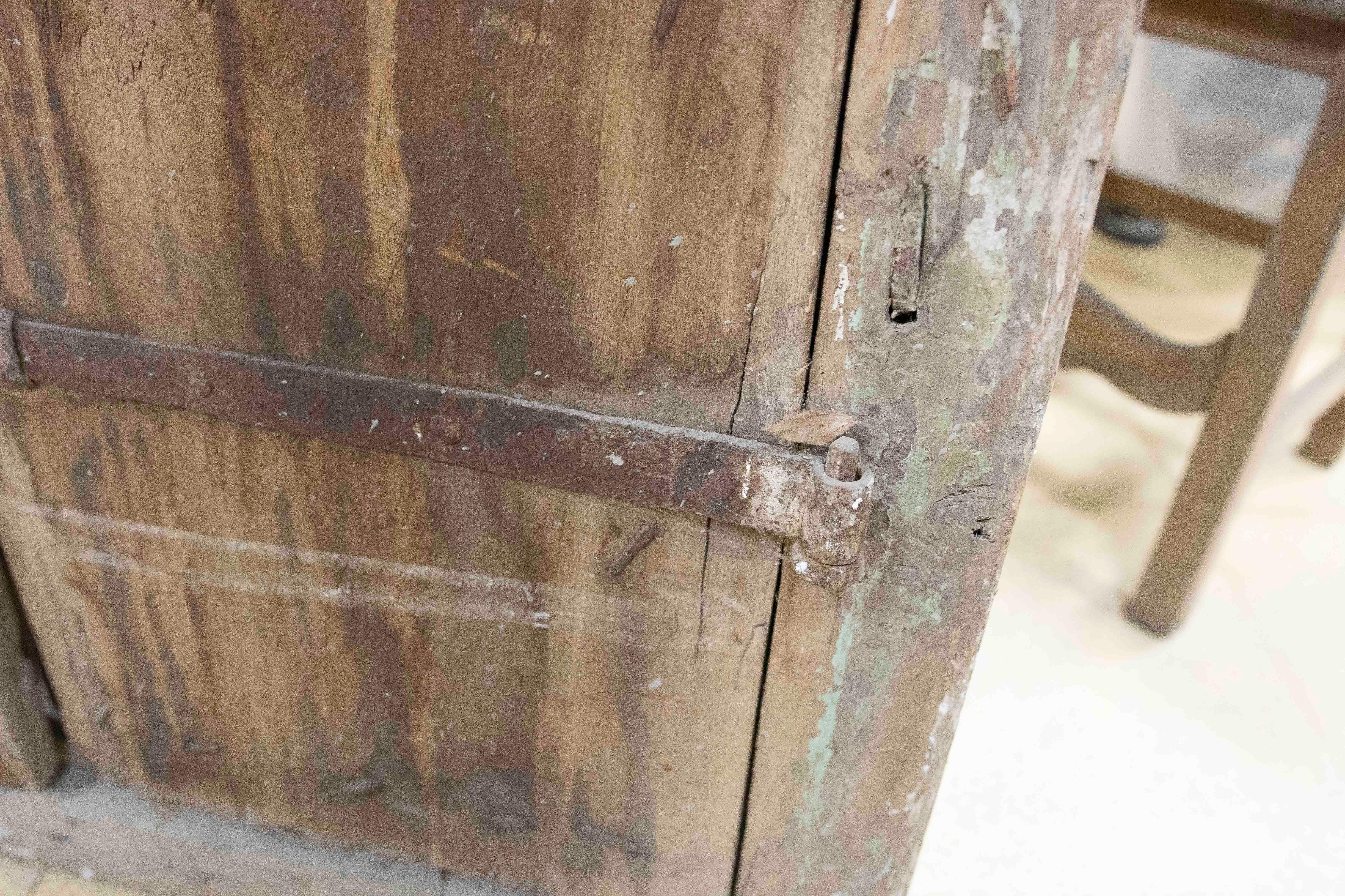 Ventana rústica india de madera con adornos de hierro en venta 10